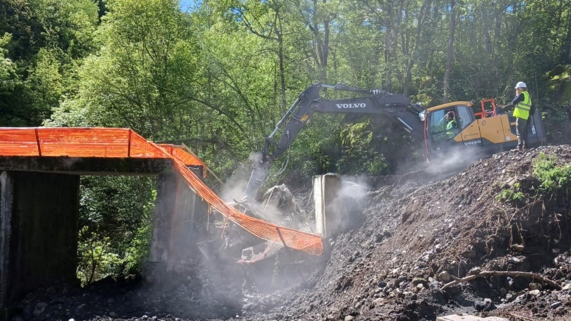 Lago Moo, prosegue la ricostruzione del ponte a Ferriere: "Priorità sicurezza"