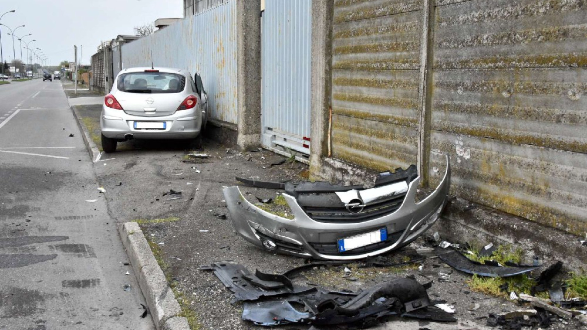 Frontale in via Portapuglia, auto distrutte. Due feriti, illeso un bambino