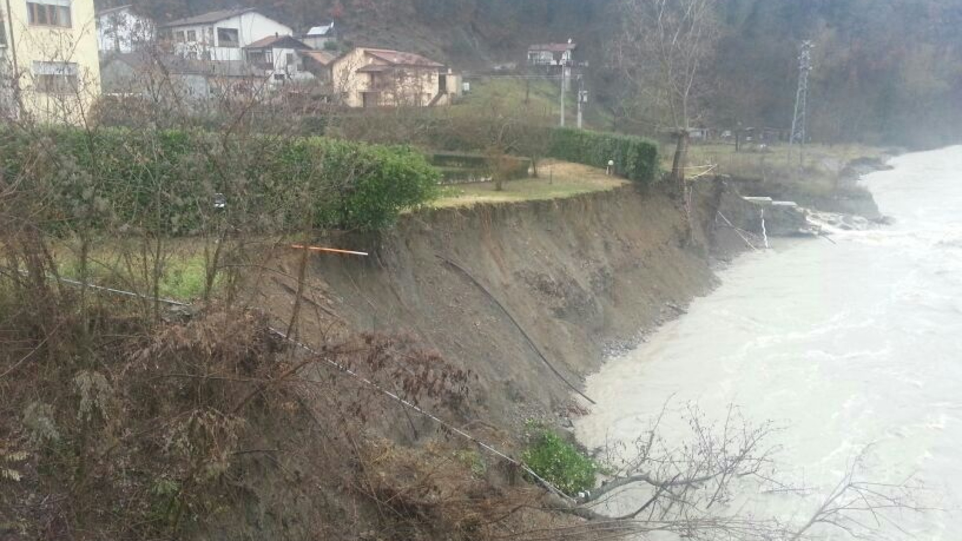 Maltempo: il Trebbia "mangia" il giardino di una casa. Frane sulla 45
