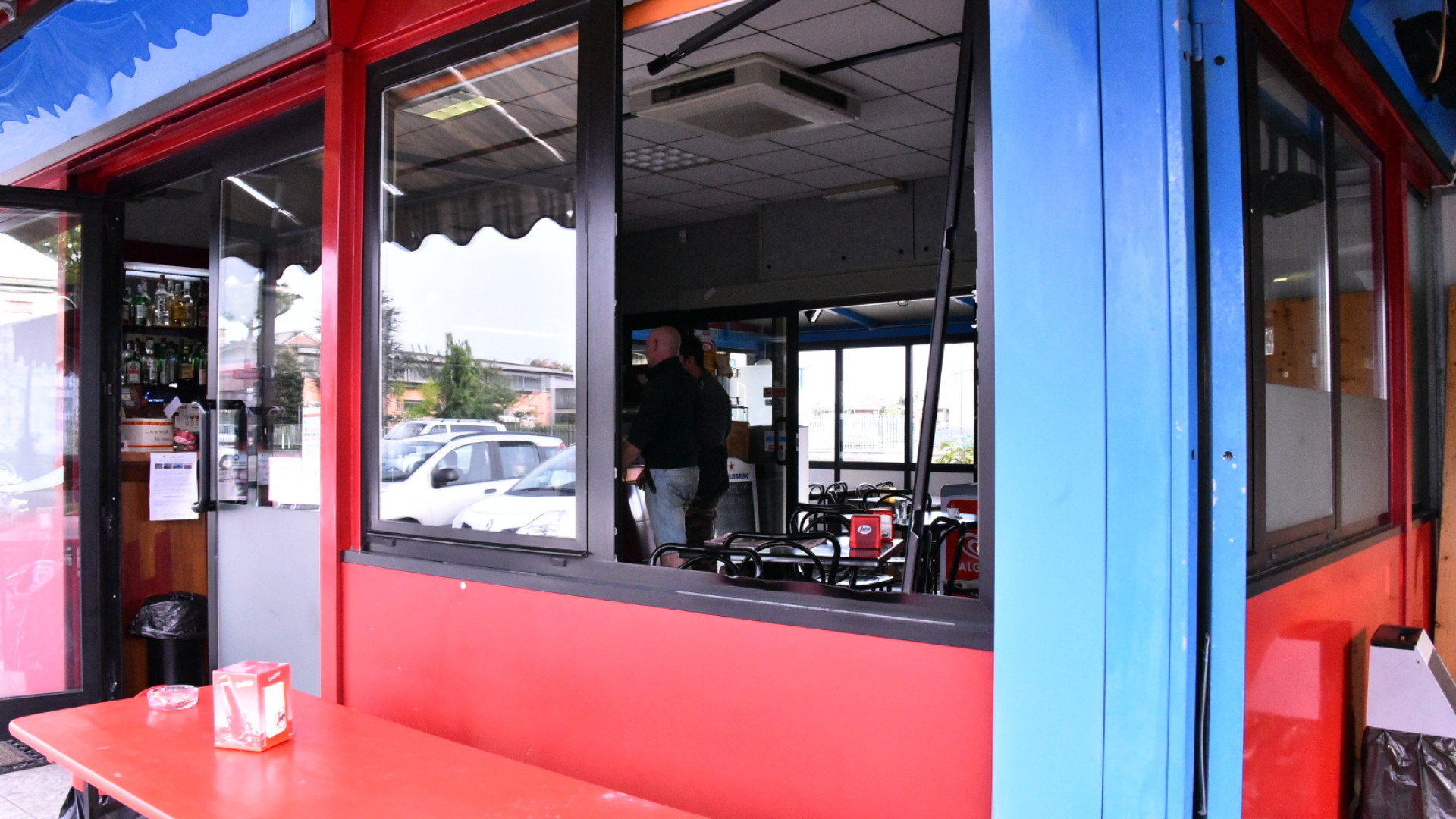 Con le mazze spaccano la vetrata del bar: colpo alla Veggioletta