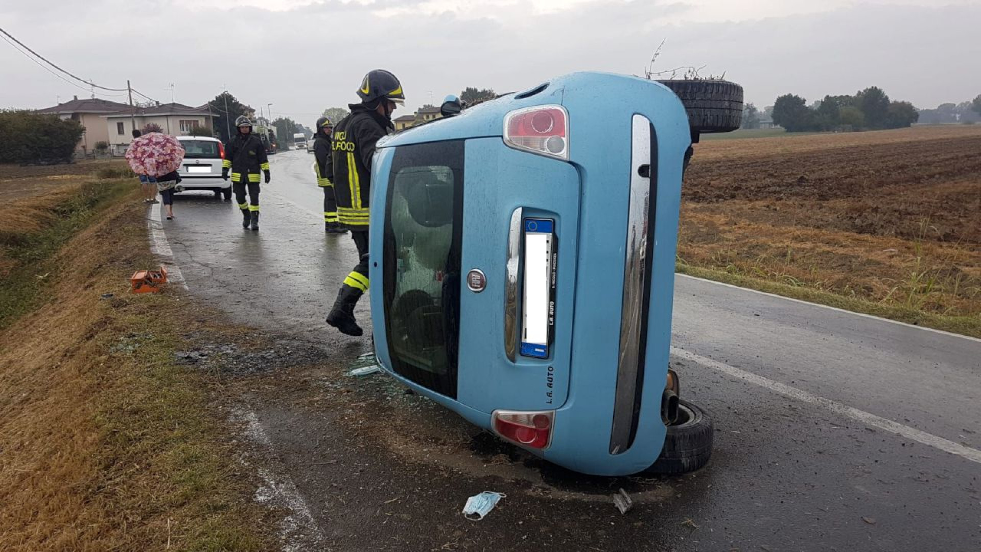 Urta un trattore, esce di strada e si ribalta. Lievi ferite per la donna al volante