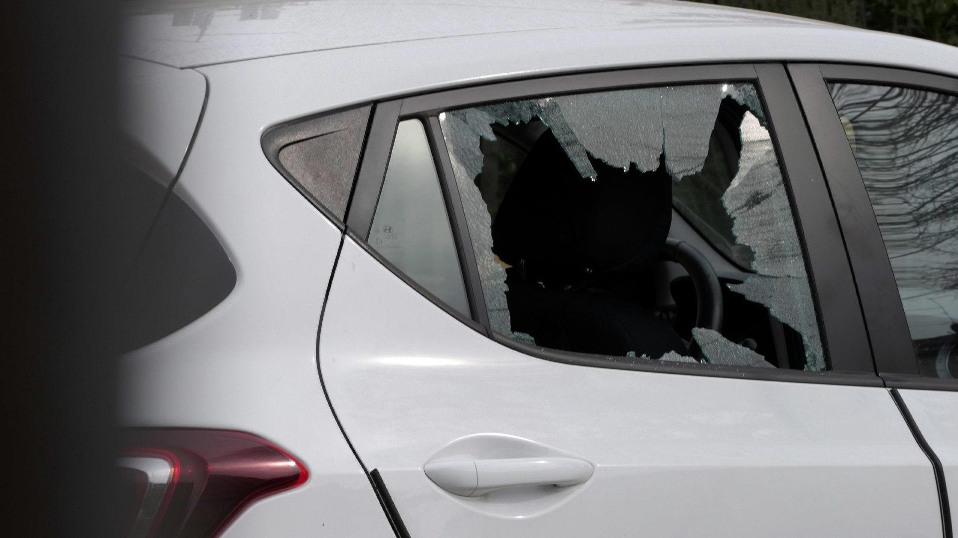 Vandalizzati i finestrini di alcune auto, residenti: "Non è più una zona tranquilla"