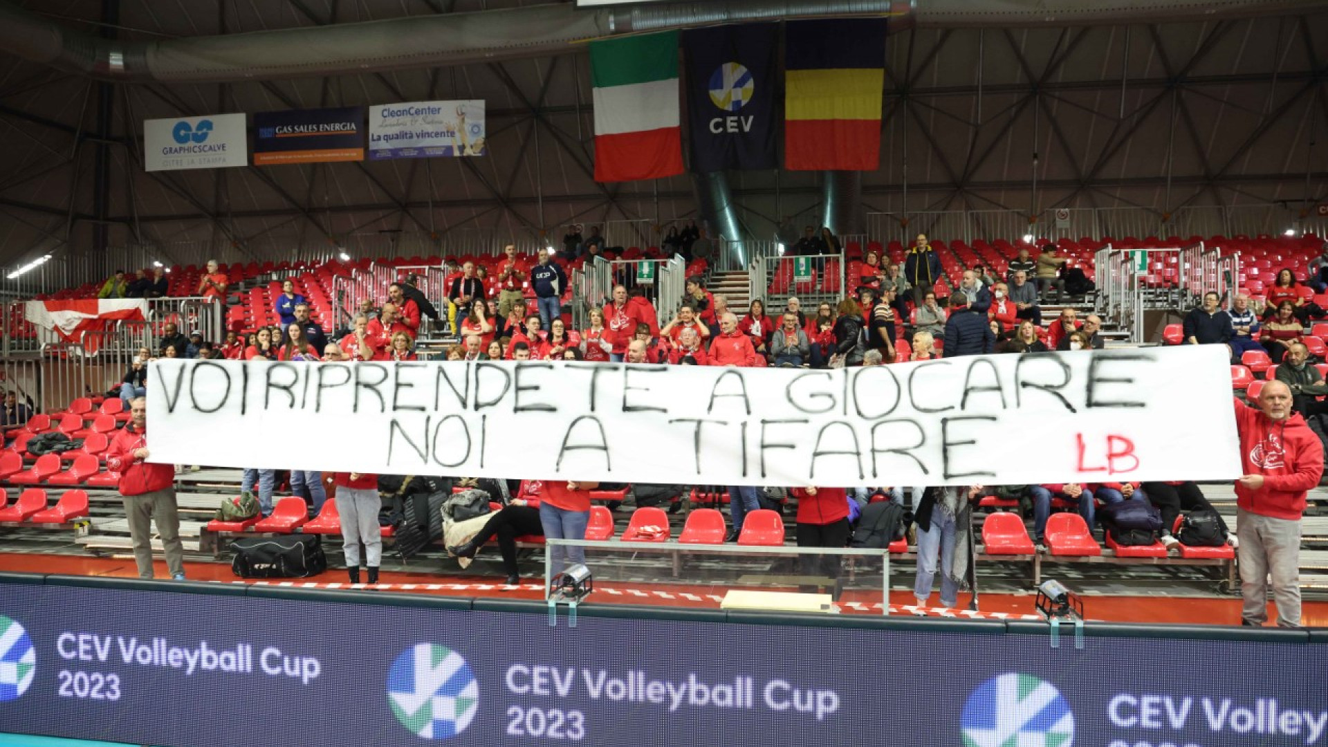 "Voi riprendete a giocare, noi a tifare". La protesta dei Lupi Biancorossi contro i giocatori