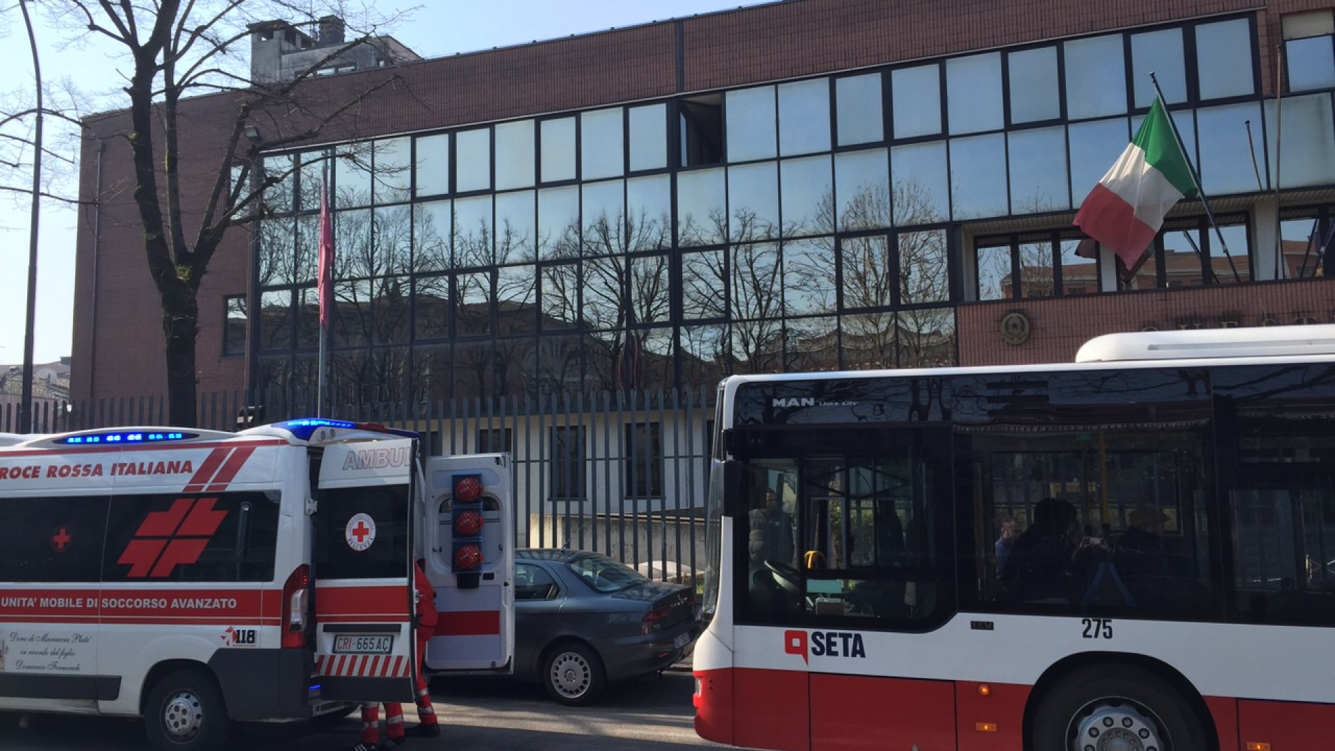 Lite su pullman: donna si sente male e l'autista si ferma in Questura