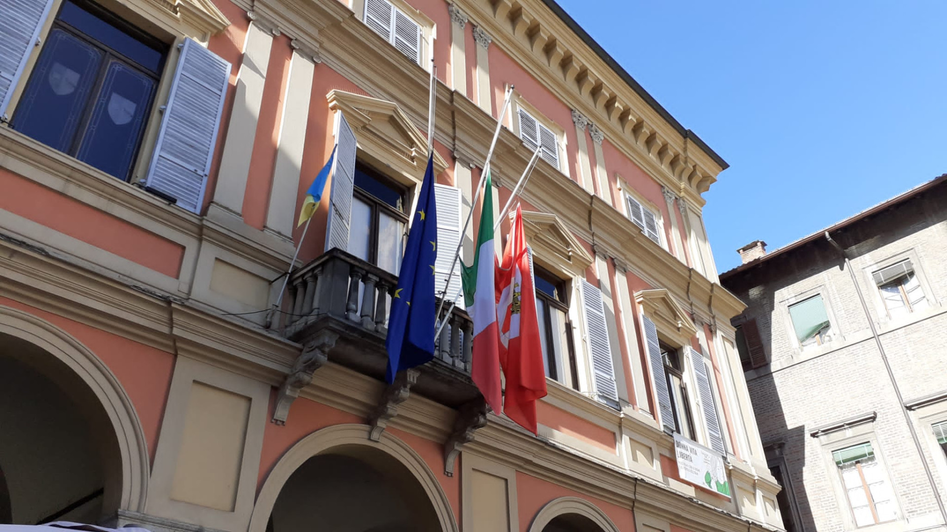 Bandiere a mezz'asta per la morte di Napolitano. A Montecitorio il funerale laico