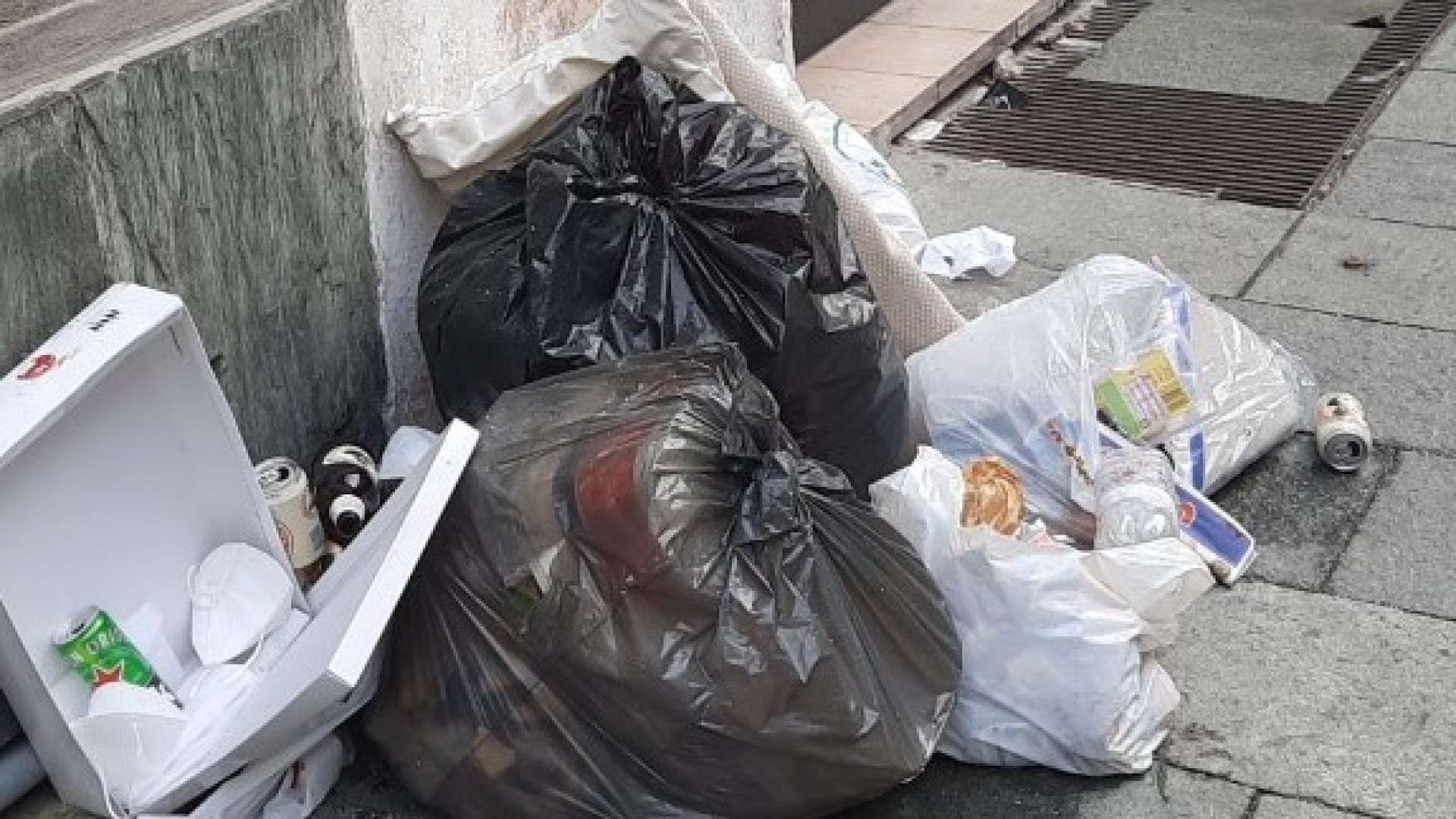 Via Pozzo sommersa dai rifiuti. I residenti: "Strada abbandonata a se stessa"