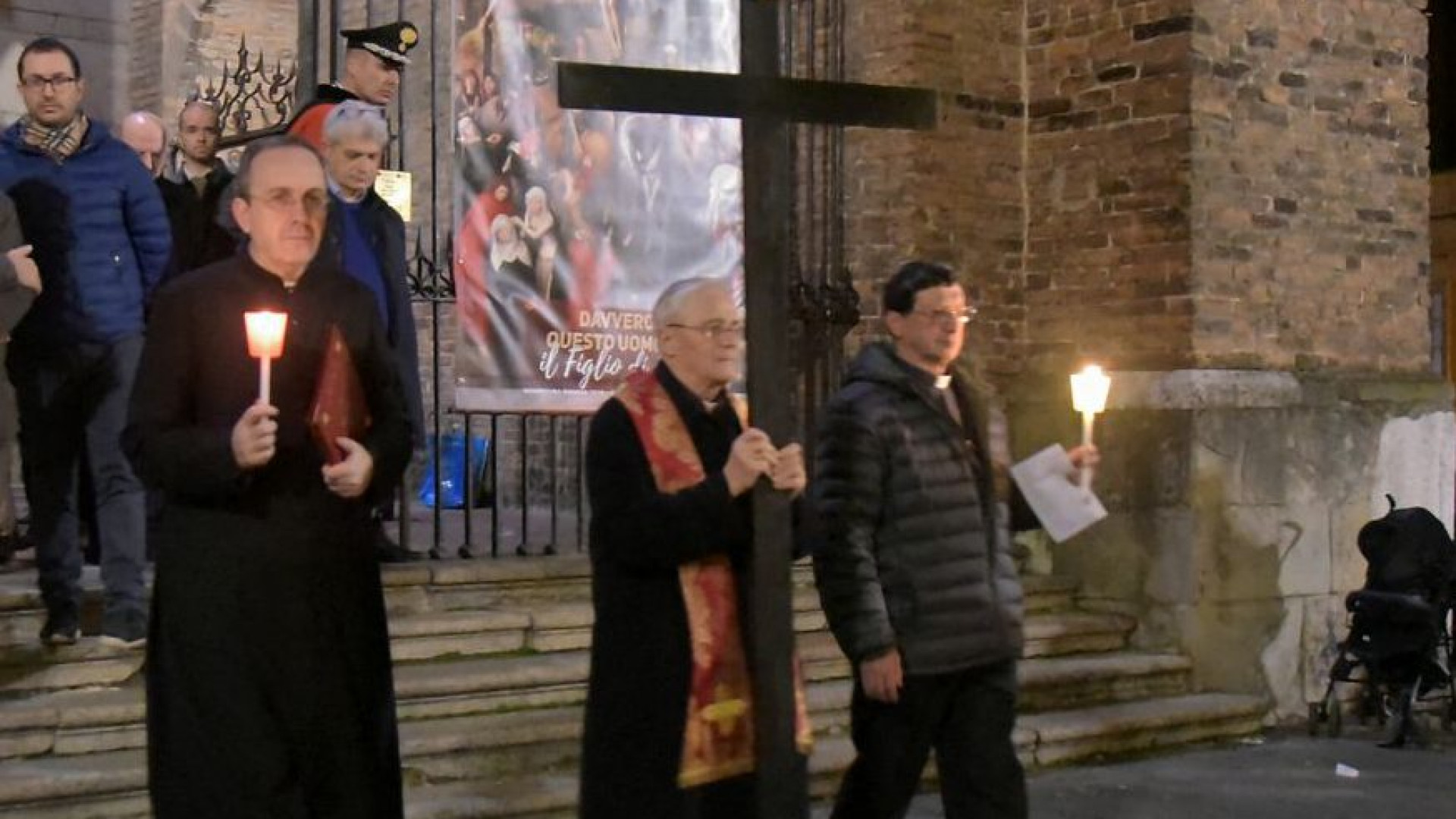 Folla di fedeli per la Via Crucis in città e in provincia