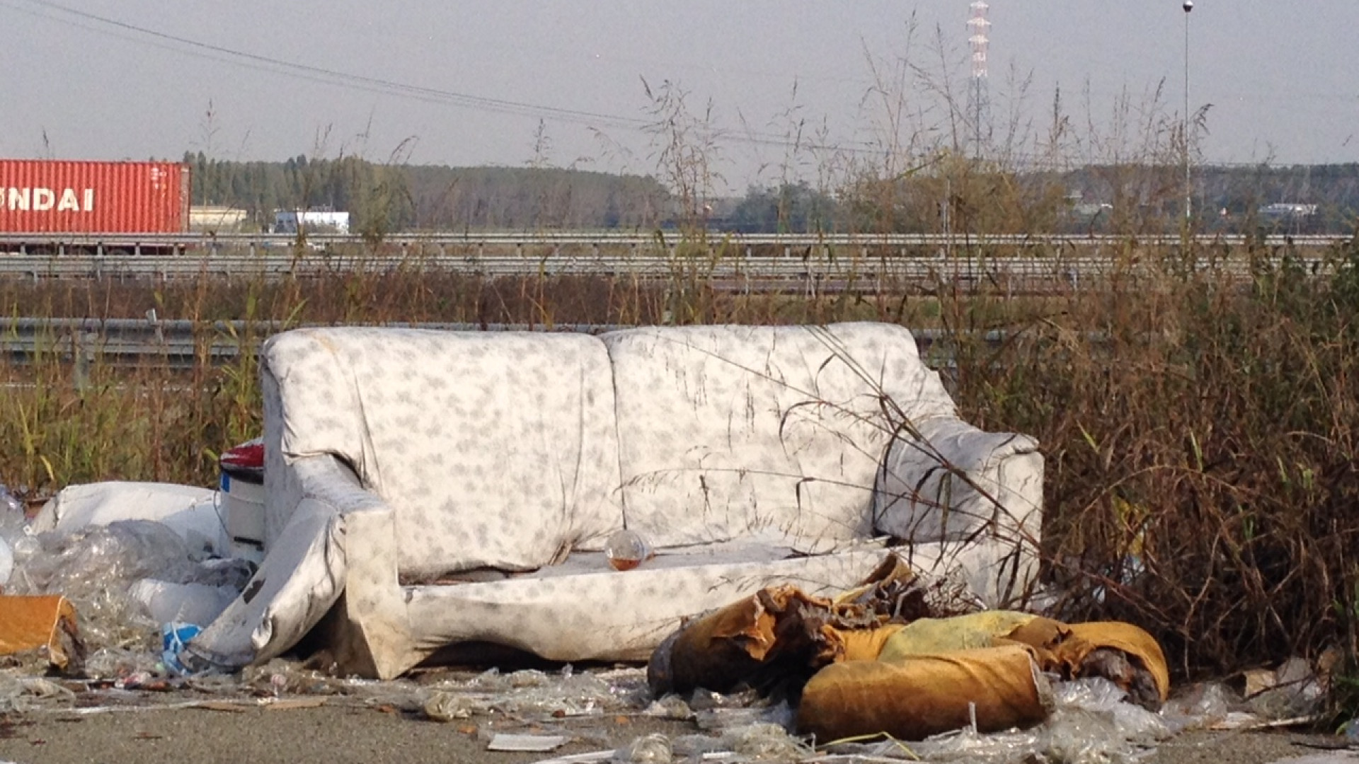 Via Dossarelli, ancora sporcizia e degrado nel parcheggio