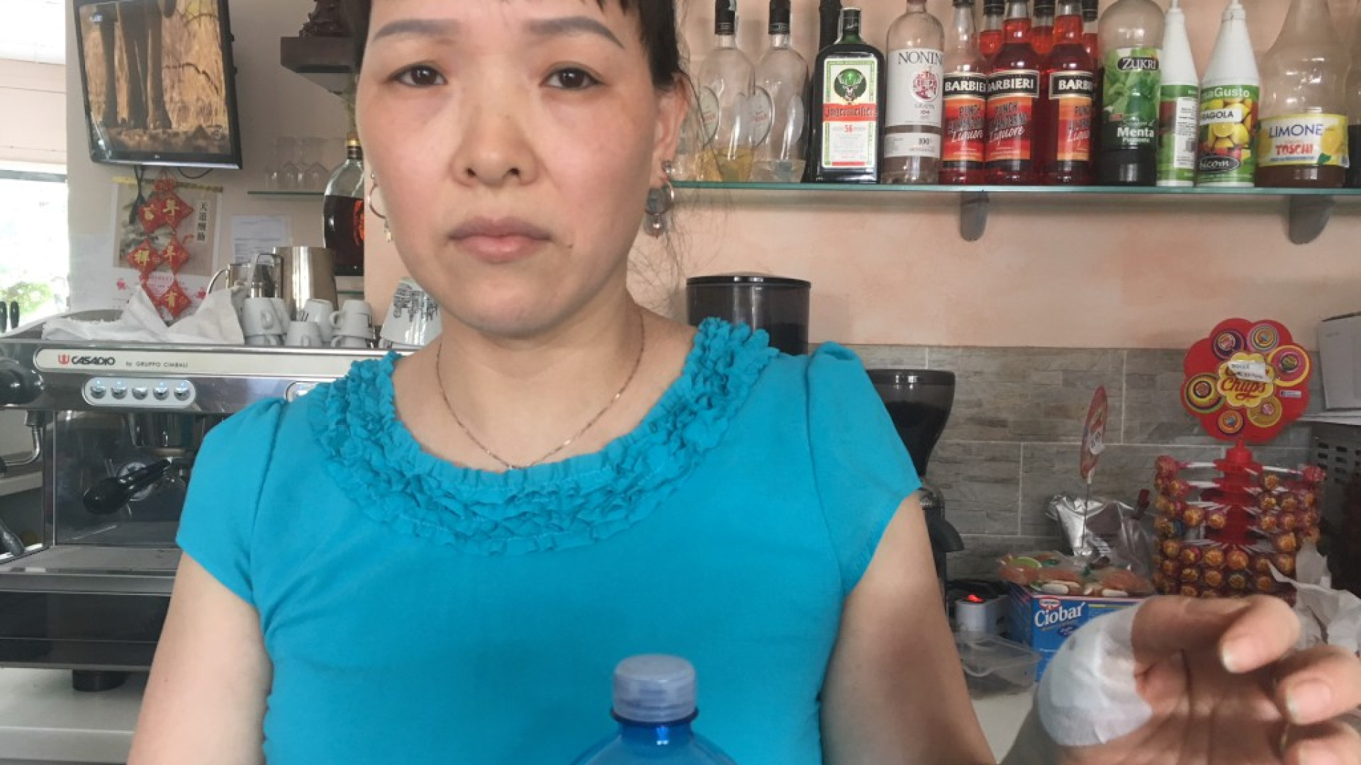 Aggredisce una barista, gli agenti lo bloccano. Volante accerchiata dai parenti, poliziotto ferito