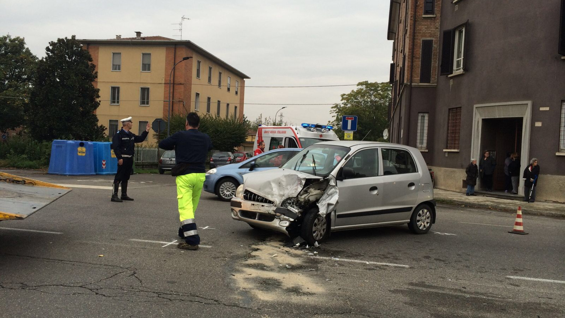 Ambulanza centrata da un'auto. In serata, guardia medica fuori strada. FOTO