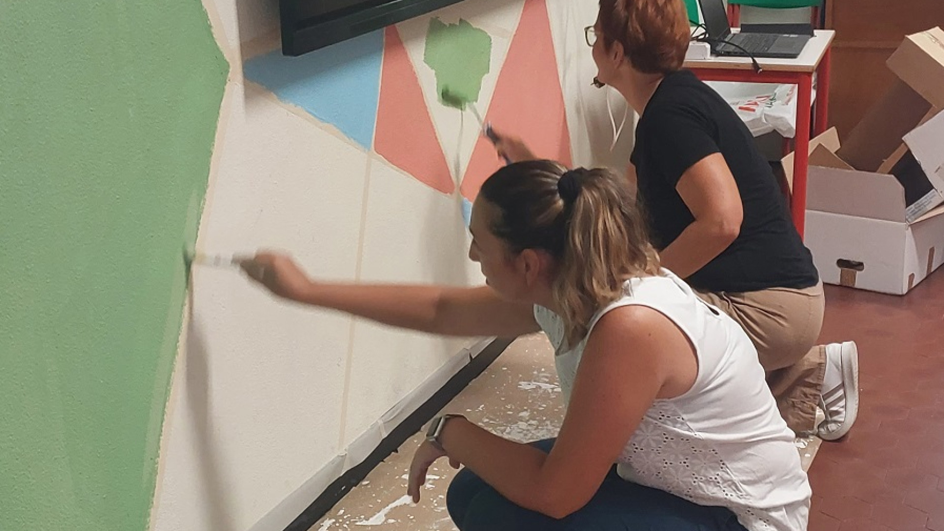 Mancano soldi, ma non volontà: le maestre dipingono le aule della scuola Vittorino