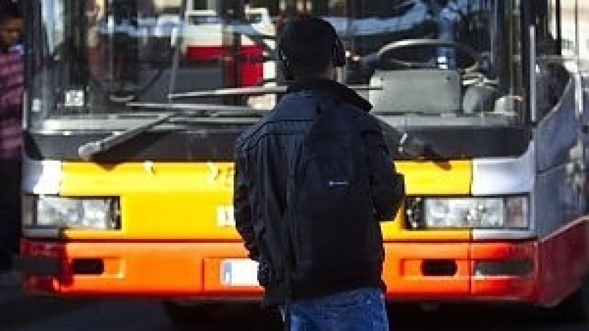 Derubato sul bus, insegue i ladri che lo circondano: l'autista riparte