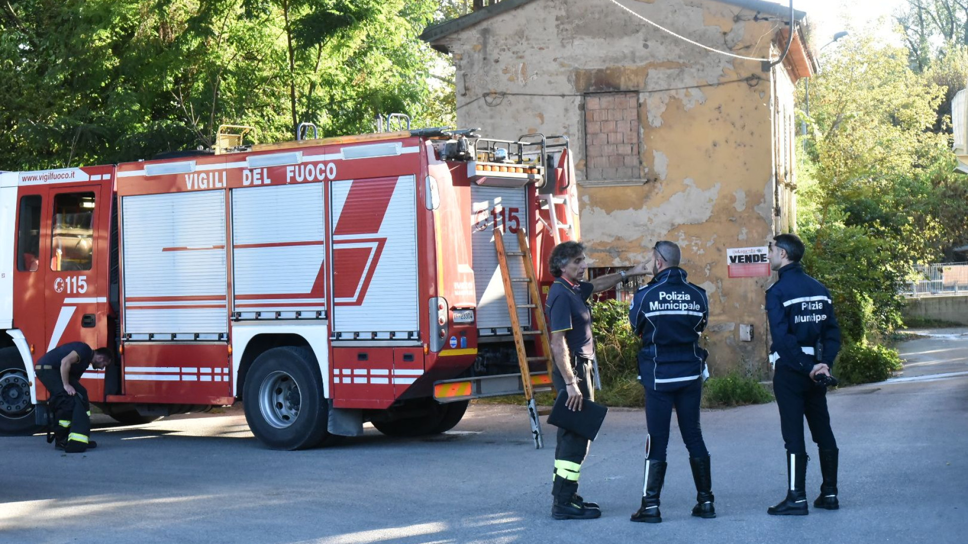Cumulo di rifiuti in fiamme, incendio in una palazzina occupata dagli abusivi in via Nino Bixio