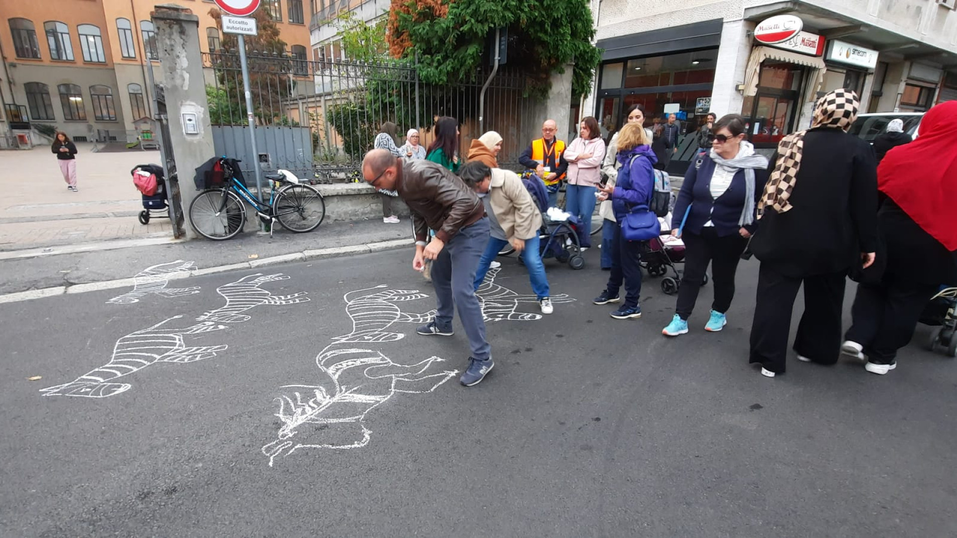 "Serve un ingresso sicuro": genitori disegnano zebre davanti alla scuola