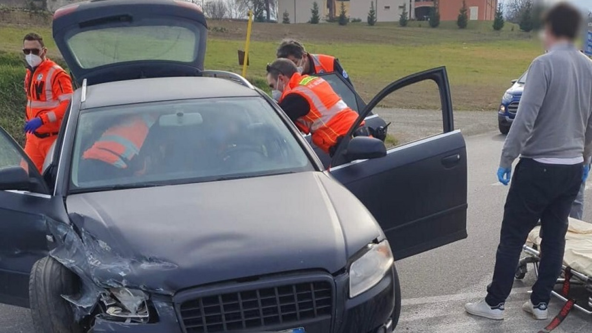 Statale 45, finisce con l'auto contro il guardrail al bivio per Ancarano: 52enne ferita