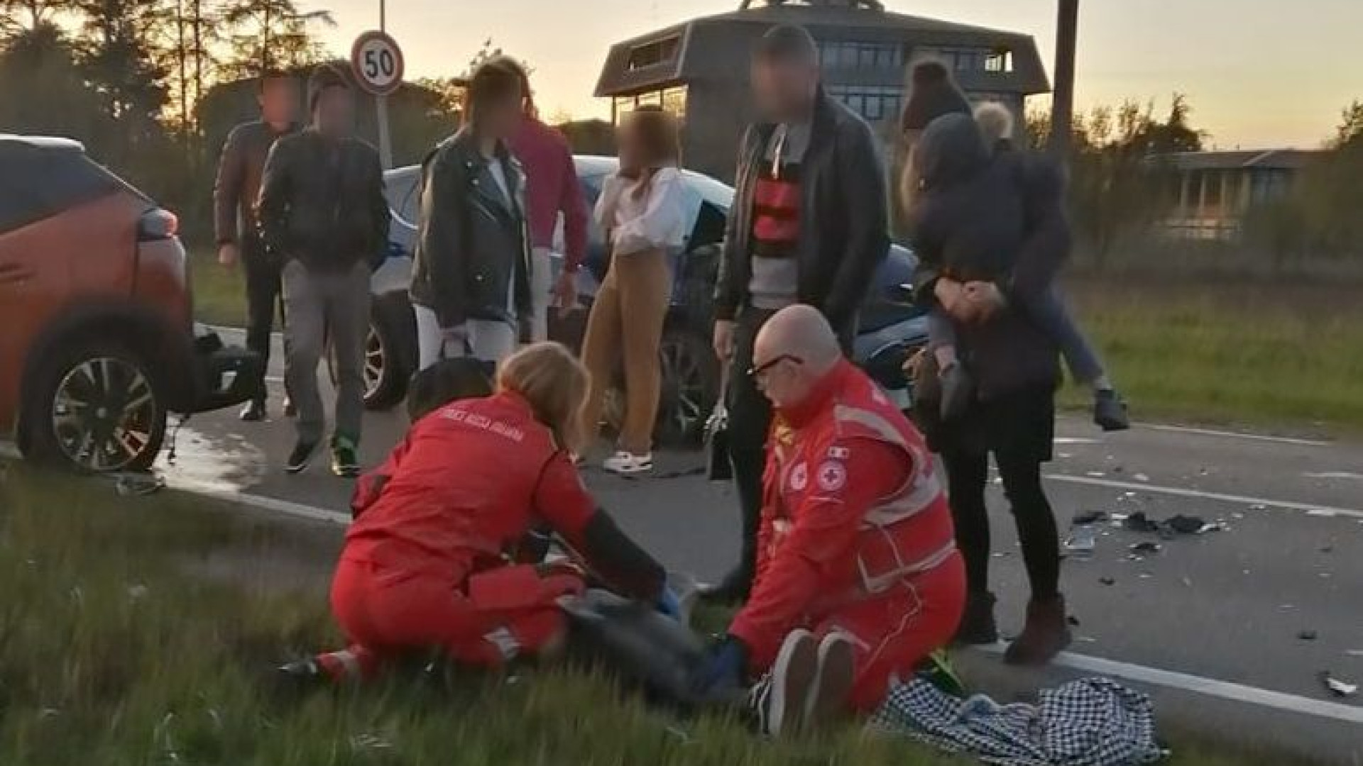 Incidente lungo strada Agazzana alla Besurica: tre persone ferite, traffico in tilt