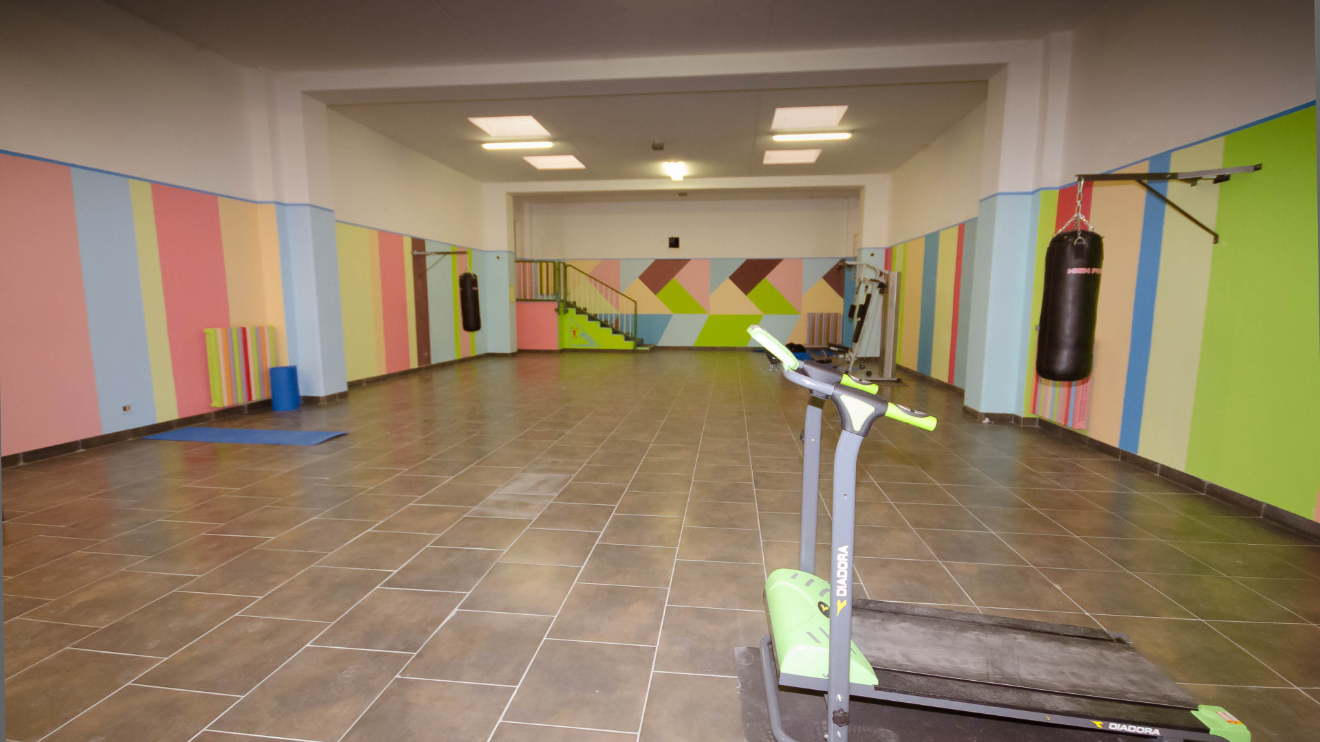 I detenuti “piastrellisti” aggiustano il pavimento della palestra del carcere