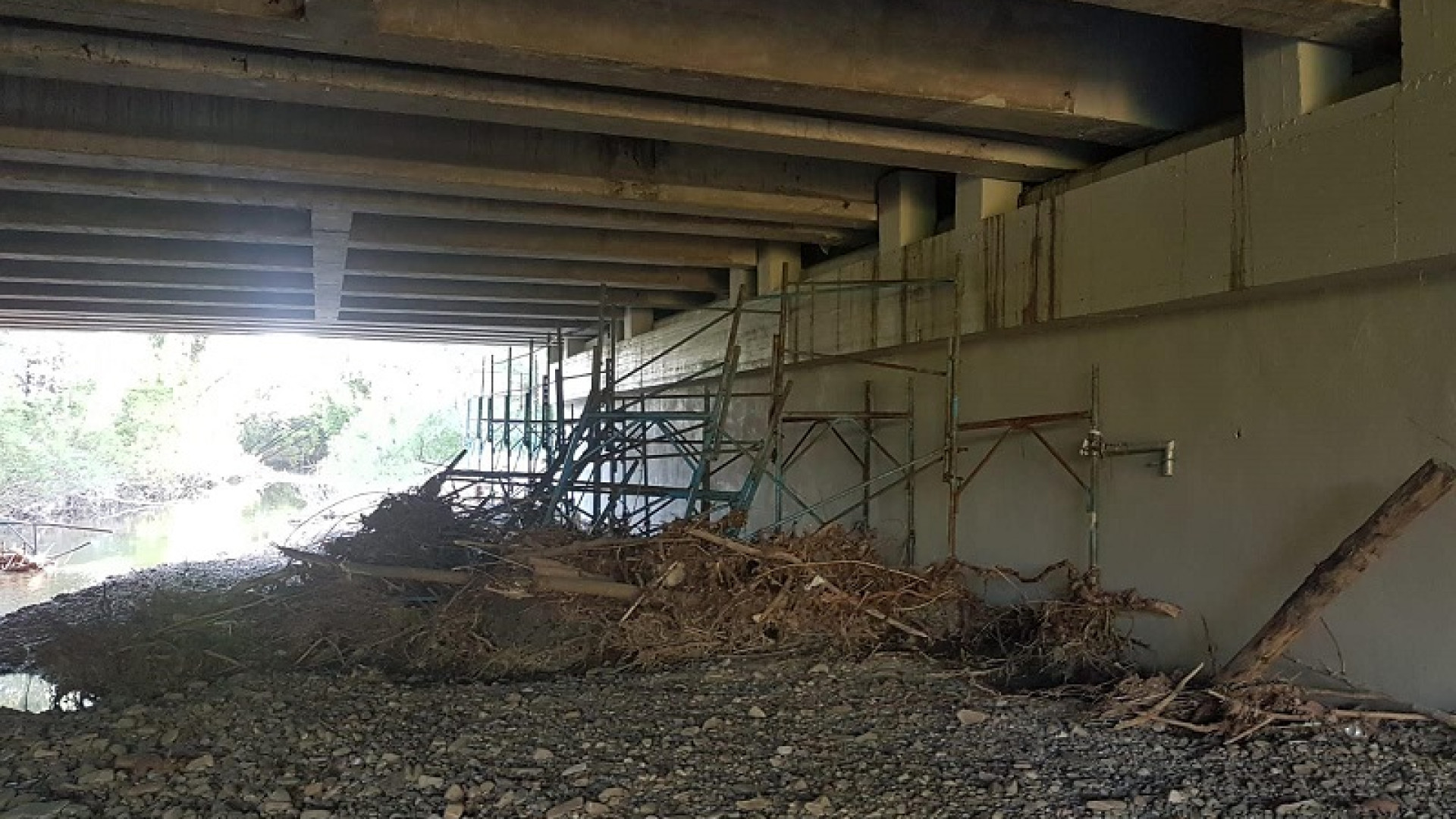 Ponteggio edile abbandonato sotto al viadotto della A1 crolla nel fiume Arda