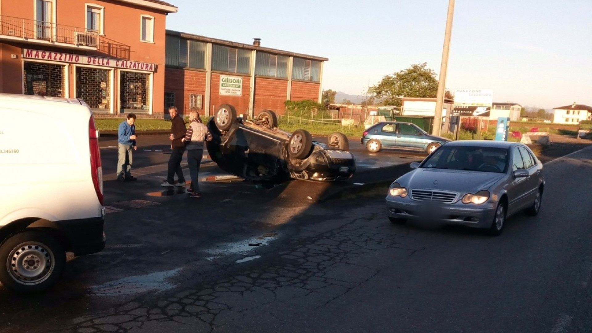 Incidente a Podenzano: violento scontro, auto ribaltata