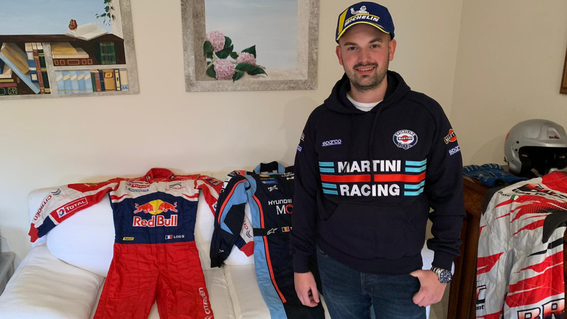 Tute e guanti dai campioni dei rally: la collezione del piacentino Gabriele Rebecchi