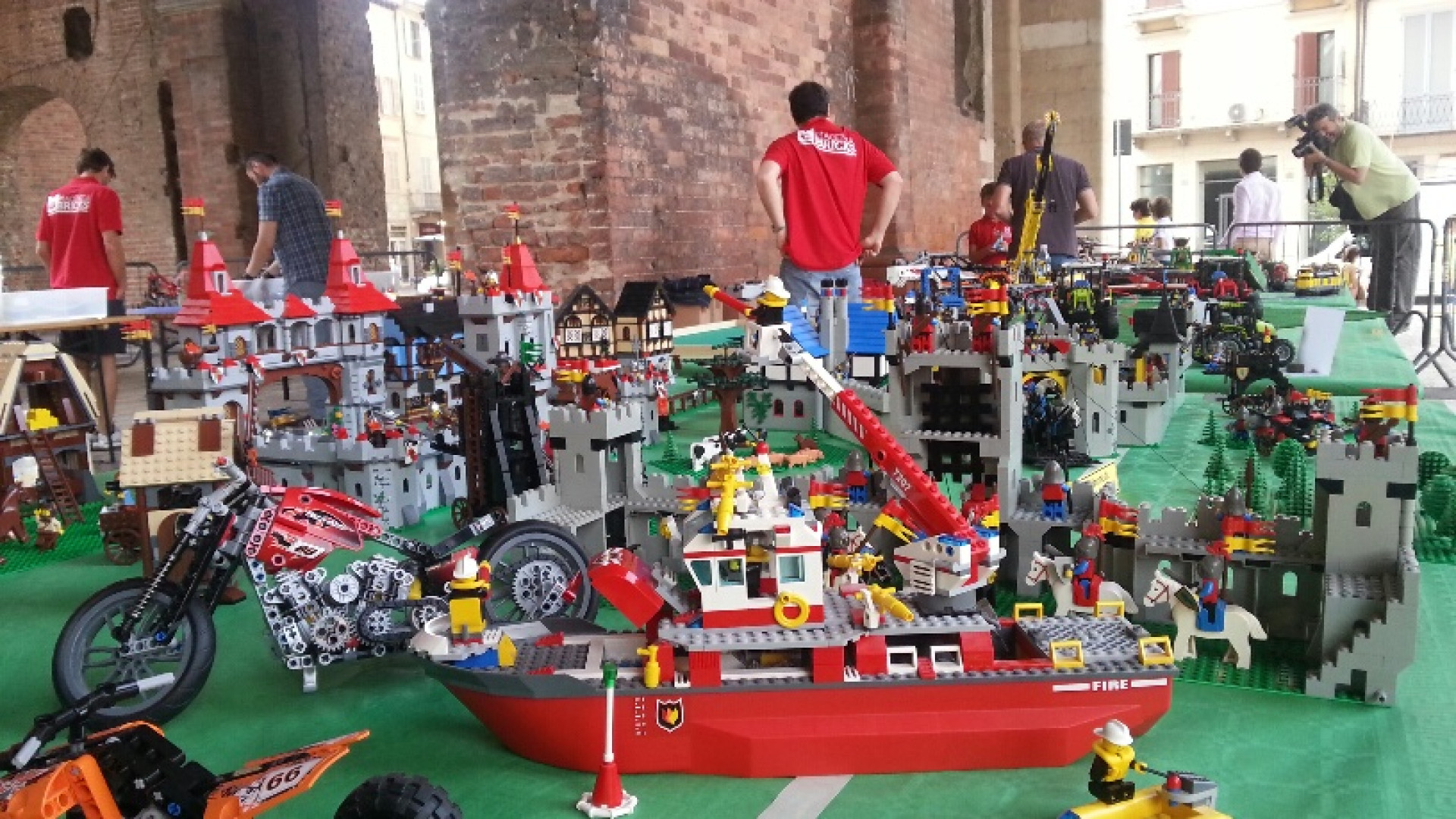 Venerdi piacentini, i Lego conquistano piazza Cavalli