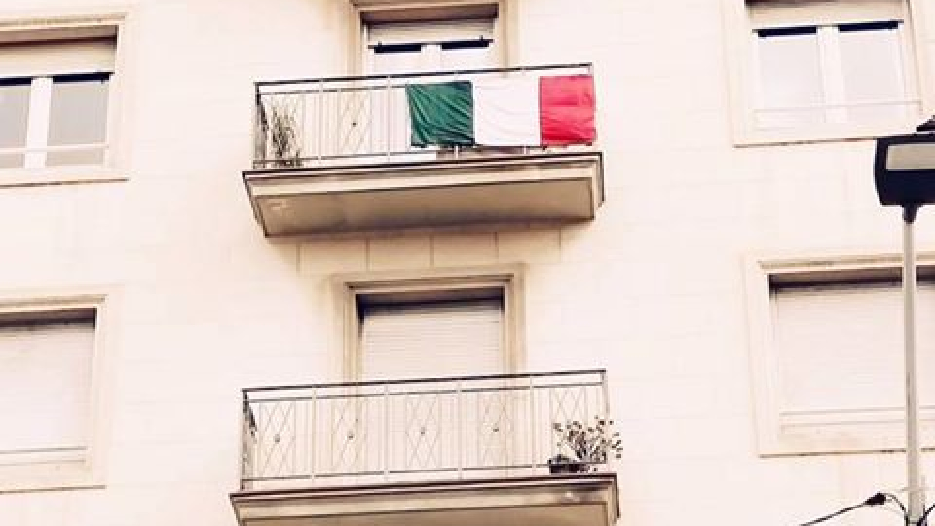 Orgoglio italiano: il tricolore cucito da quattro piacentini a Barcellona