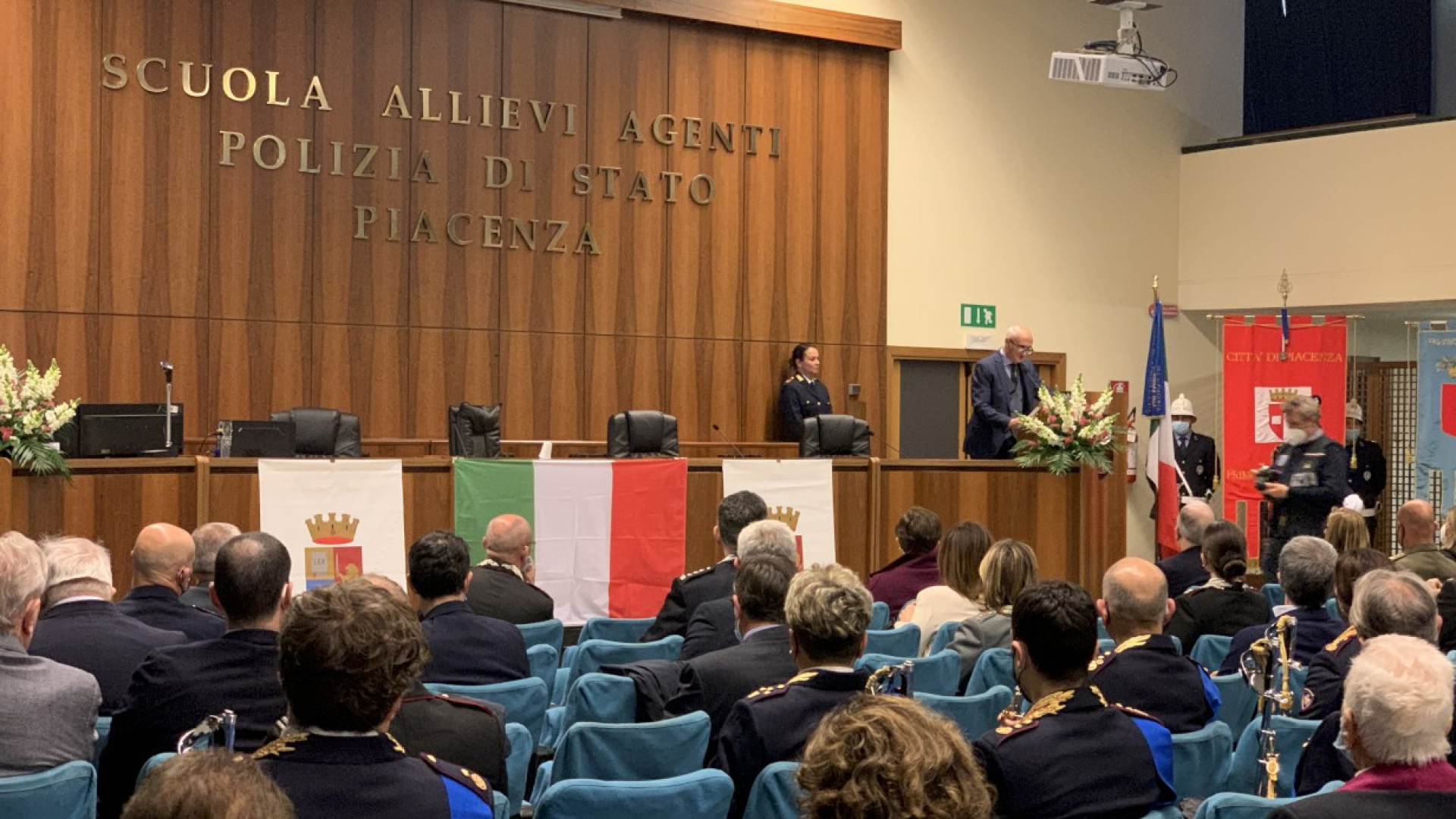 Festa della Polizia: 170 anni e medaglia d'oro al valor civile. Premiati sei poliziotti