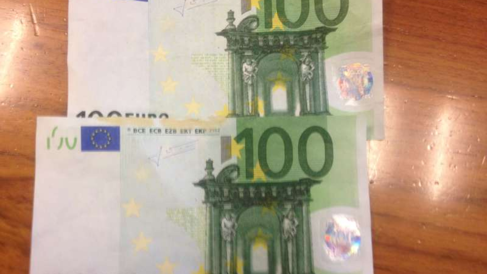 Fa acquisti con 100 euro falsi: 22enne nei guai. Contraffazione in aumento