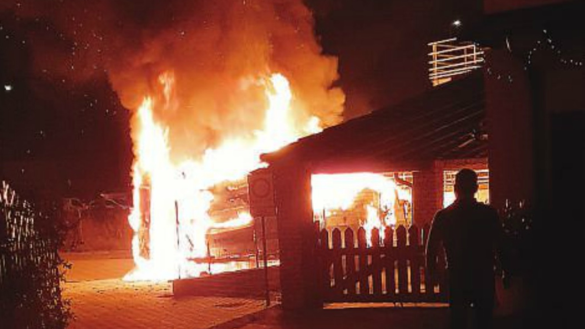 L'esplosione e poi le fiamme. Paura a Gossolengo, una roulotte e un furgone distrutti dall'incendio
