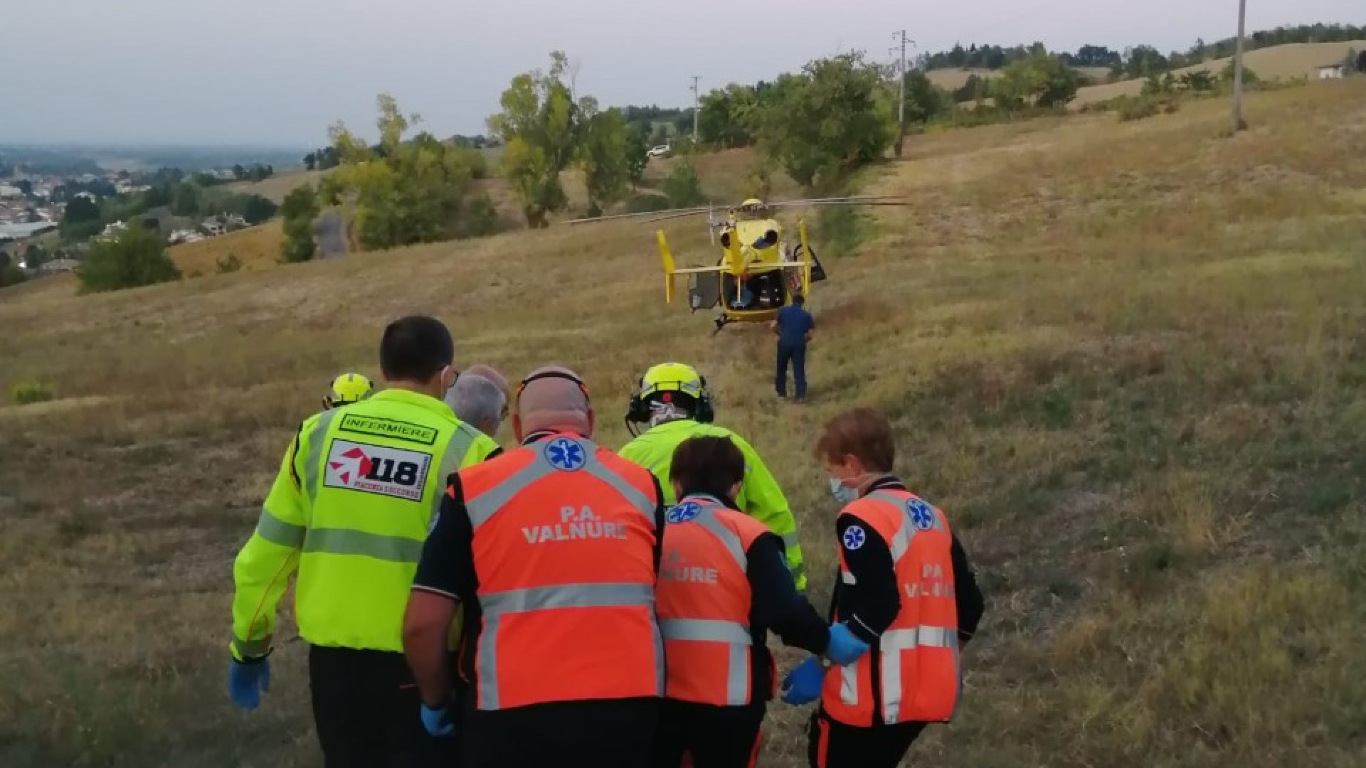 Cade da tre metri mentre sistema la propria abitazione, 74enne in gravi condizioni