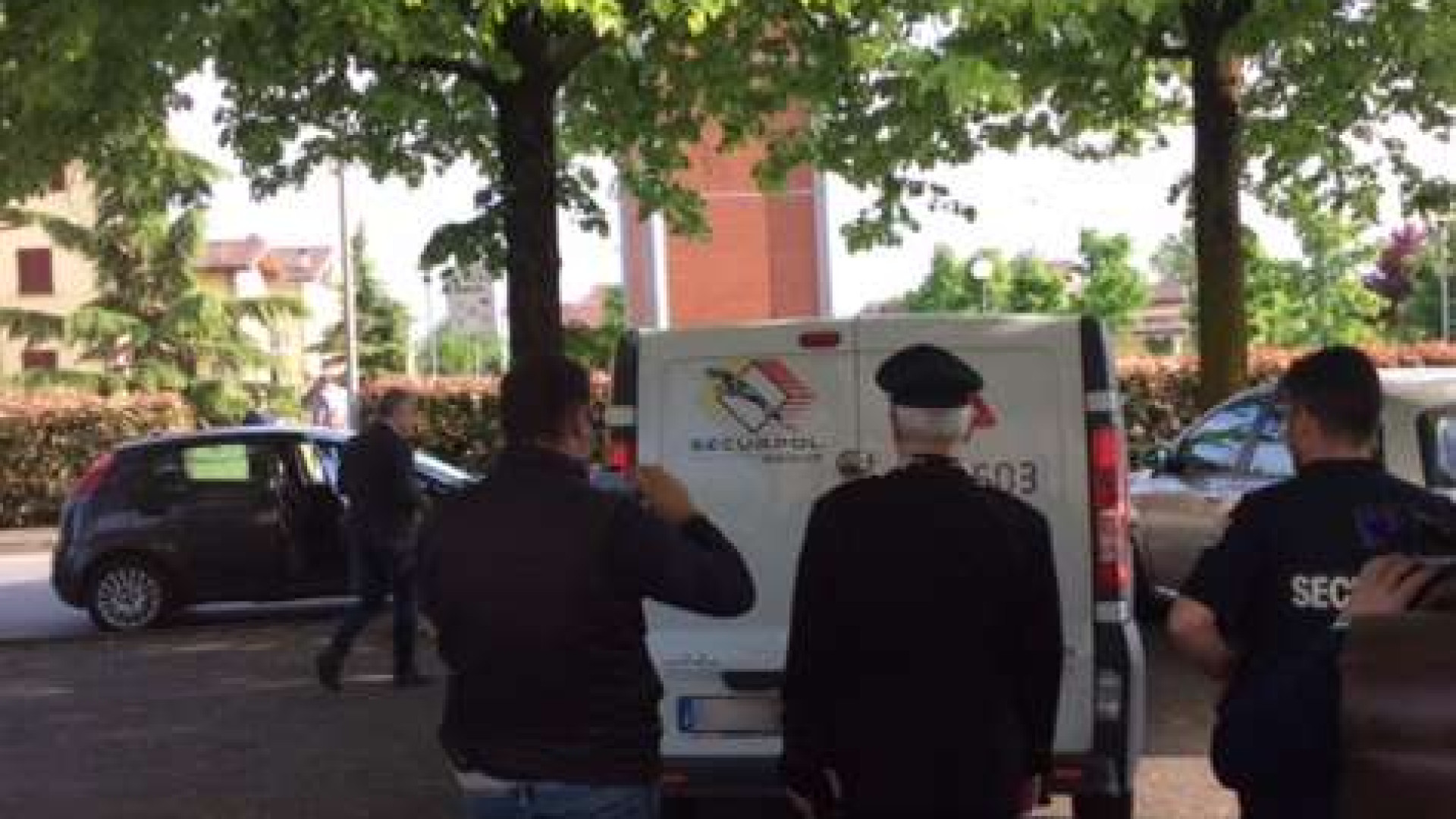 Assalto a portavalori, guardia giurata colpita alle spalle. Caccia all'uomo