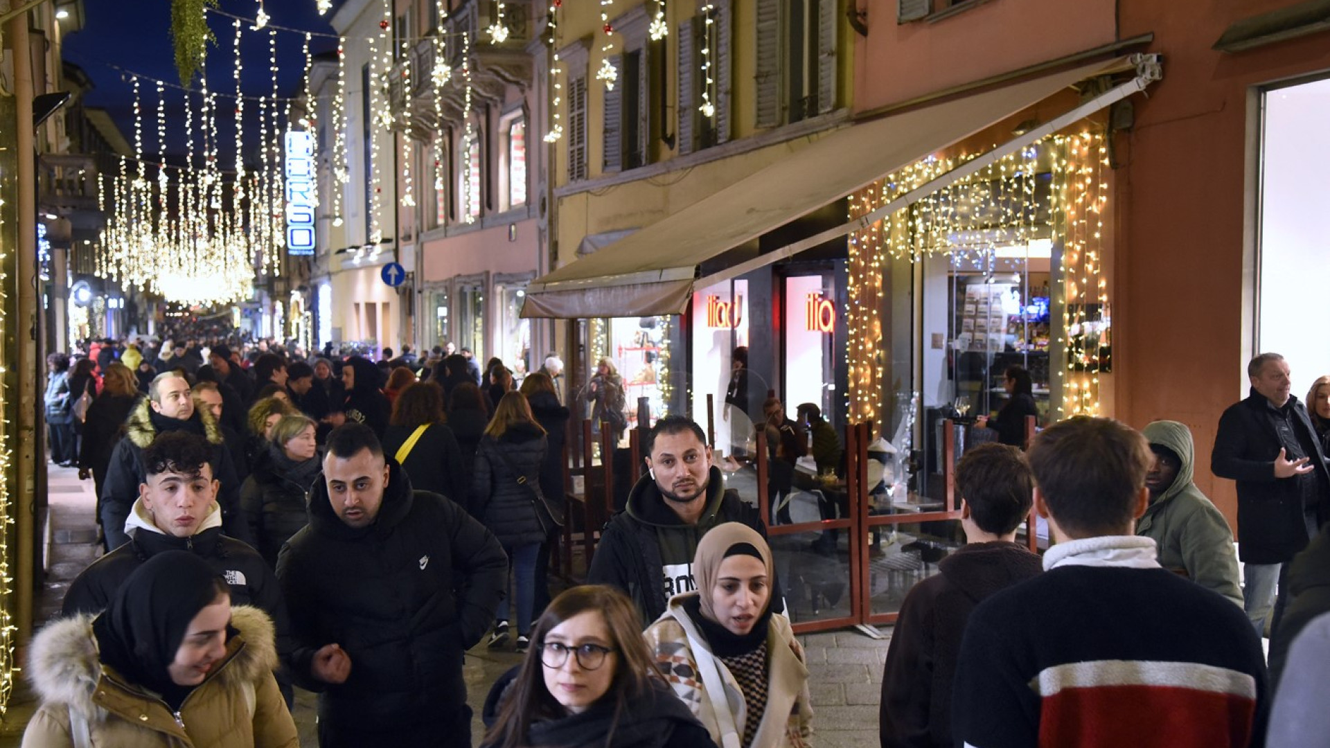Cene in compagnia, ritiri spirituali e brindisi a casa. Il Capodanno dei piacentini