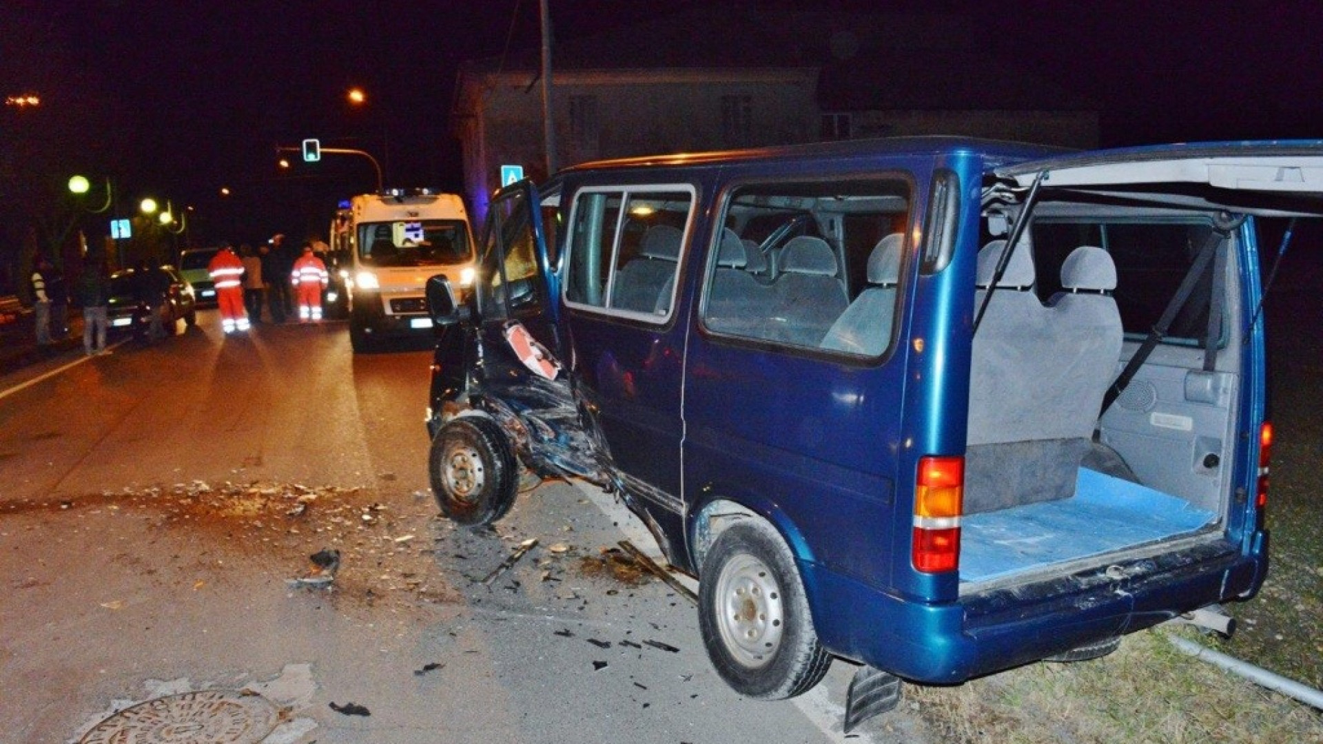 Cortemaggiore, scontro con il pulmino dei calciatori: 8 feriti