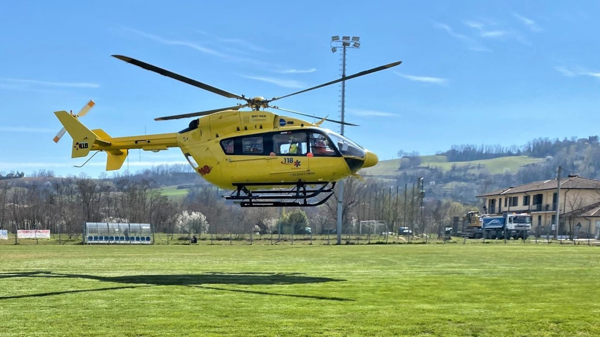Cade dal balcone di casa a Castell'Arquato, grave bambino di due anni