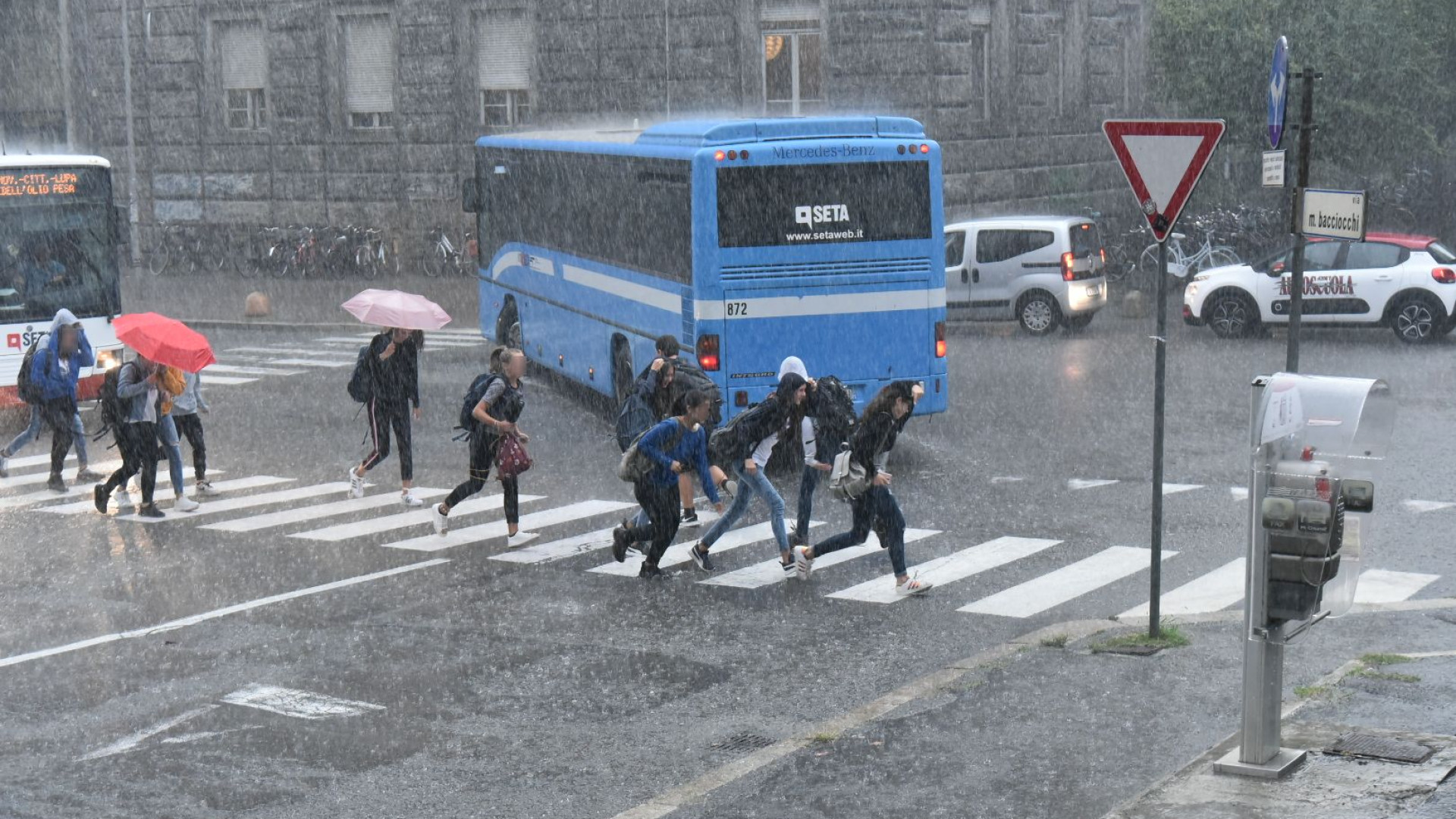 Prima campanella bagnata per i 35.578 studenti piacentini. I sindacati: "Mancano docenti"