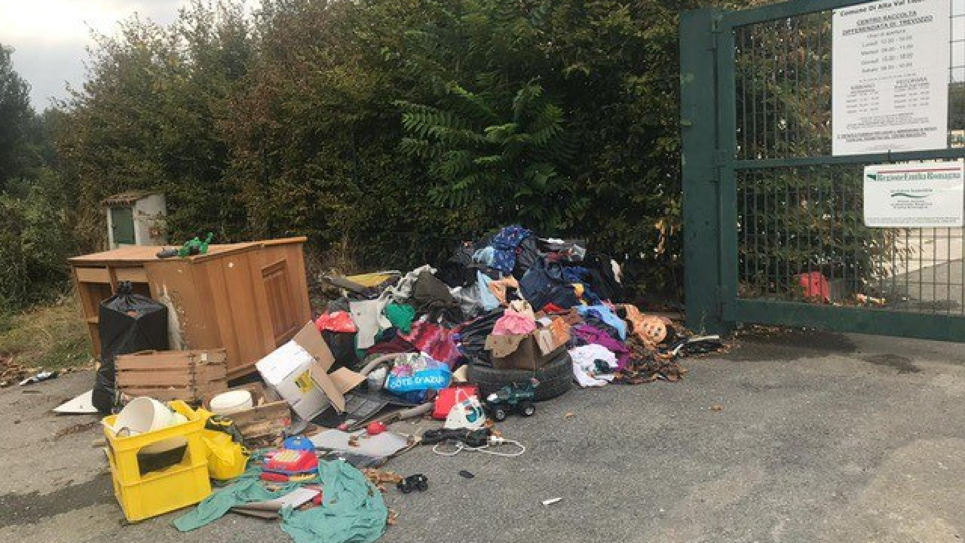 Discarica a cielo aperto proprio di fronte alla stazione ecologica