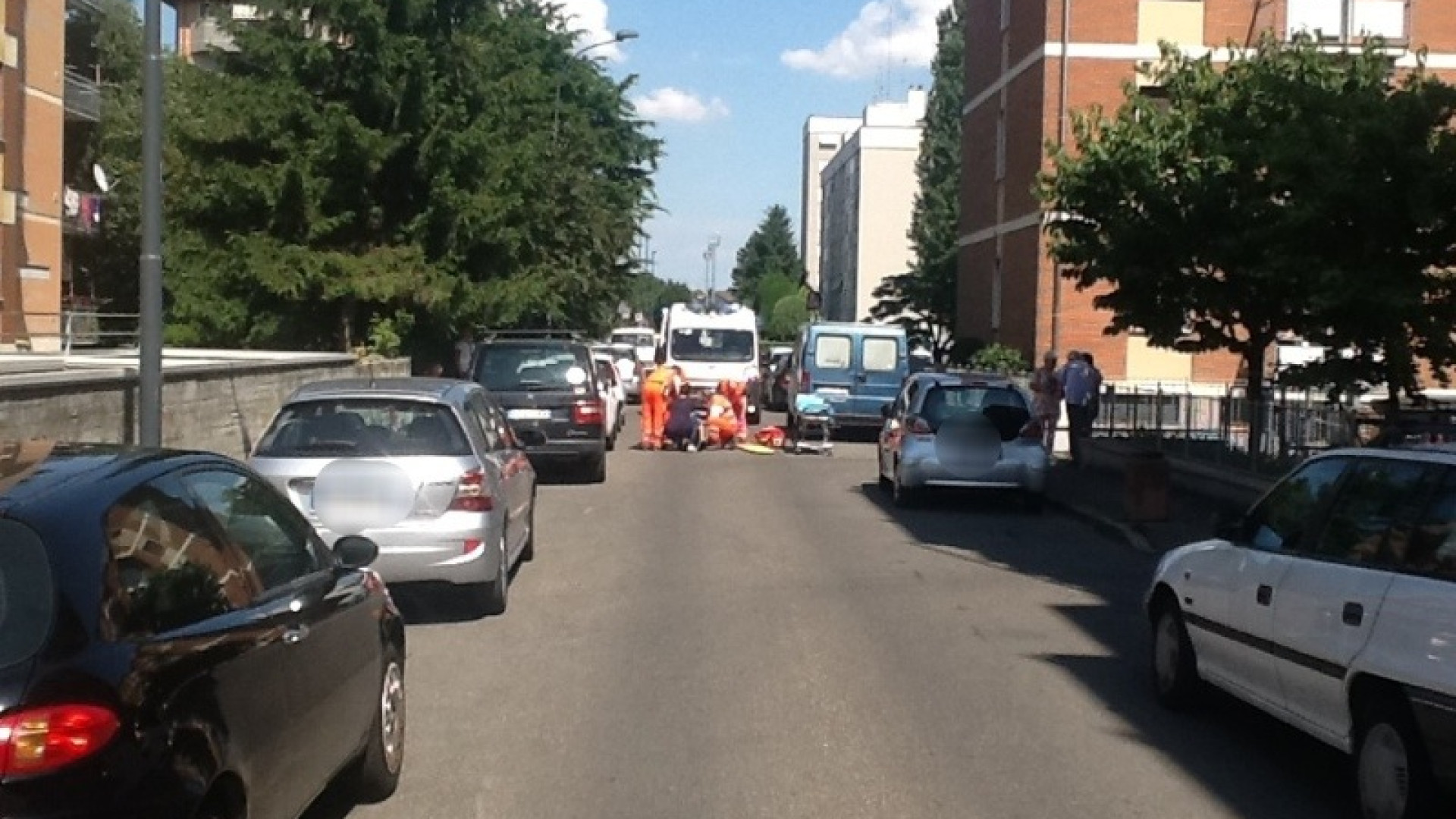 Ciclista cade in via Mutti a due passi da casa: trasportato a Parma d'urgenza