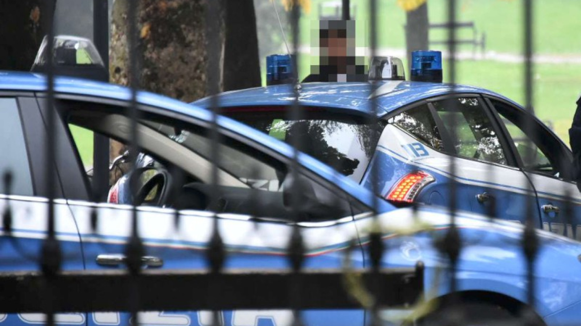 Fermati con coltello e sfollagente, reagiscono: agente in ospedale