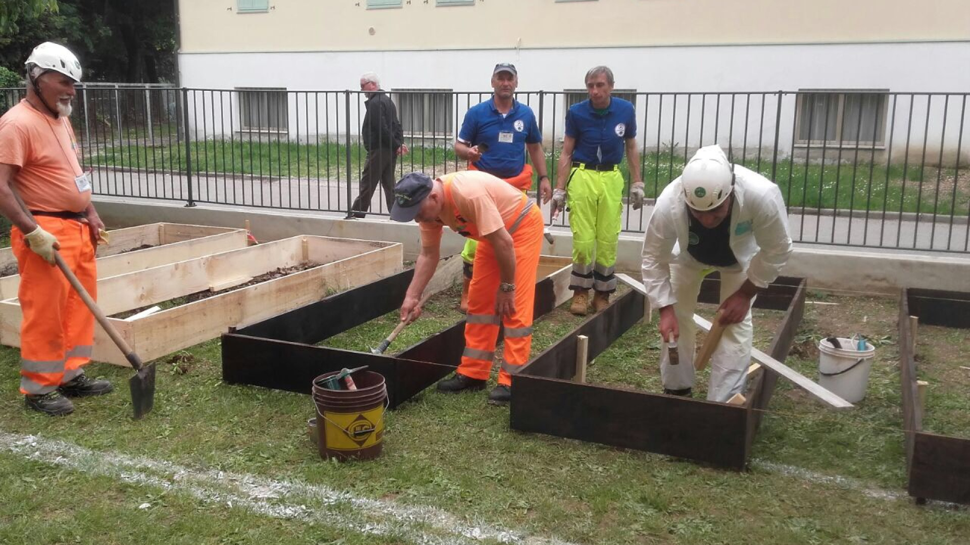 Alpini piacentini al lavoro a Treviso in vista dell'Adunata