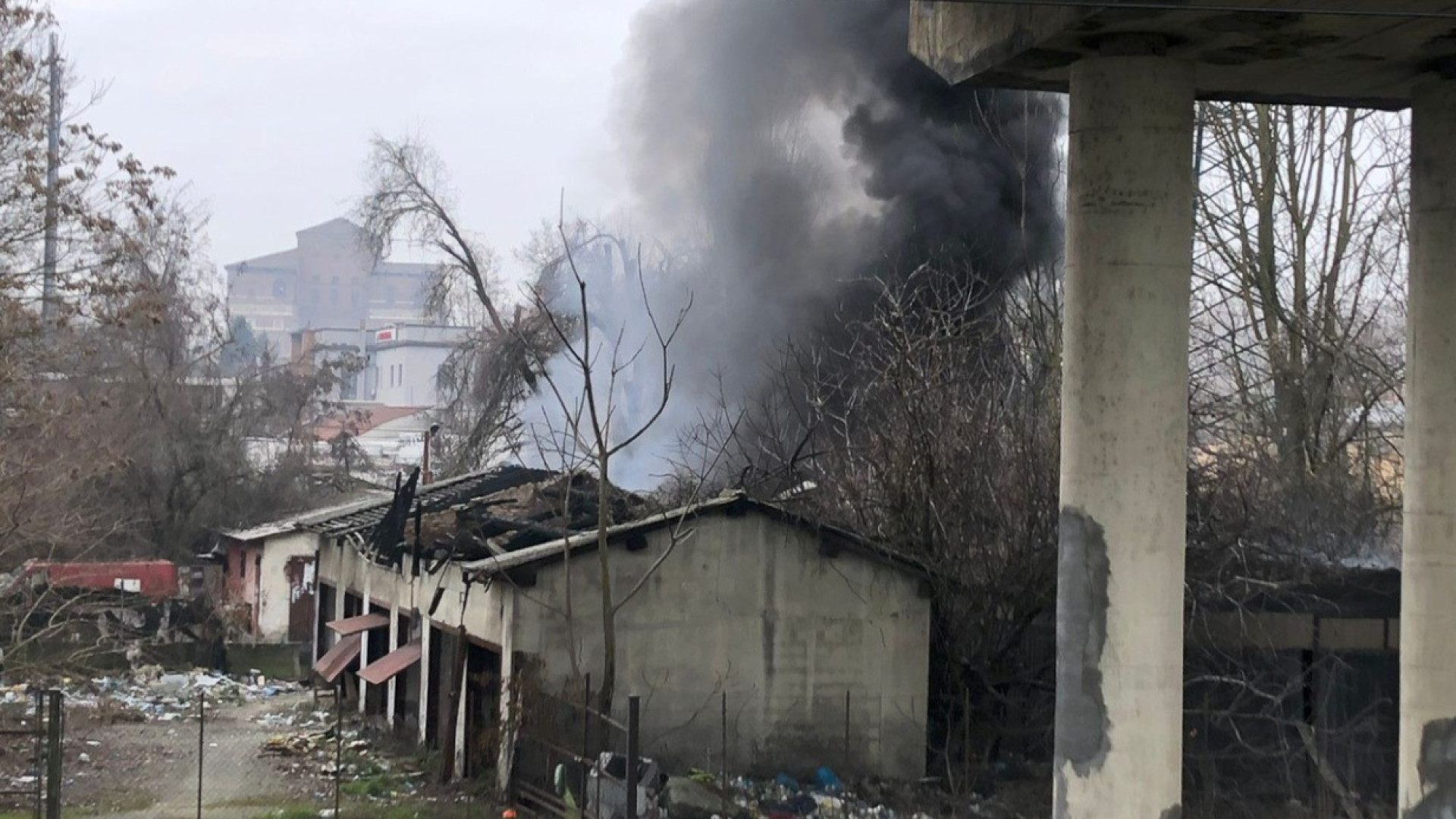 Incendio in via Bixio, i primi accertamenti escludono l'origine dolosa