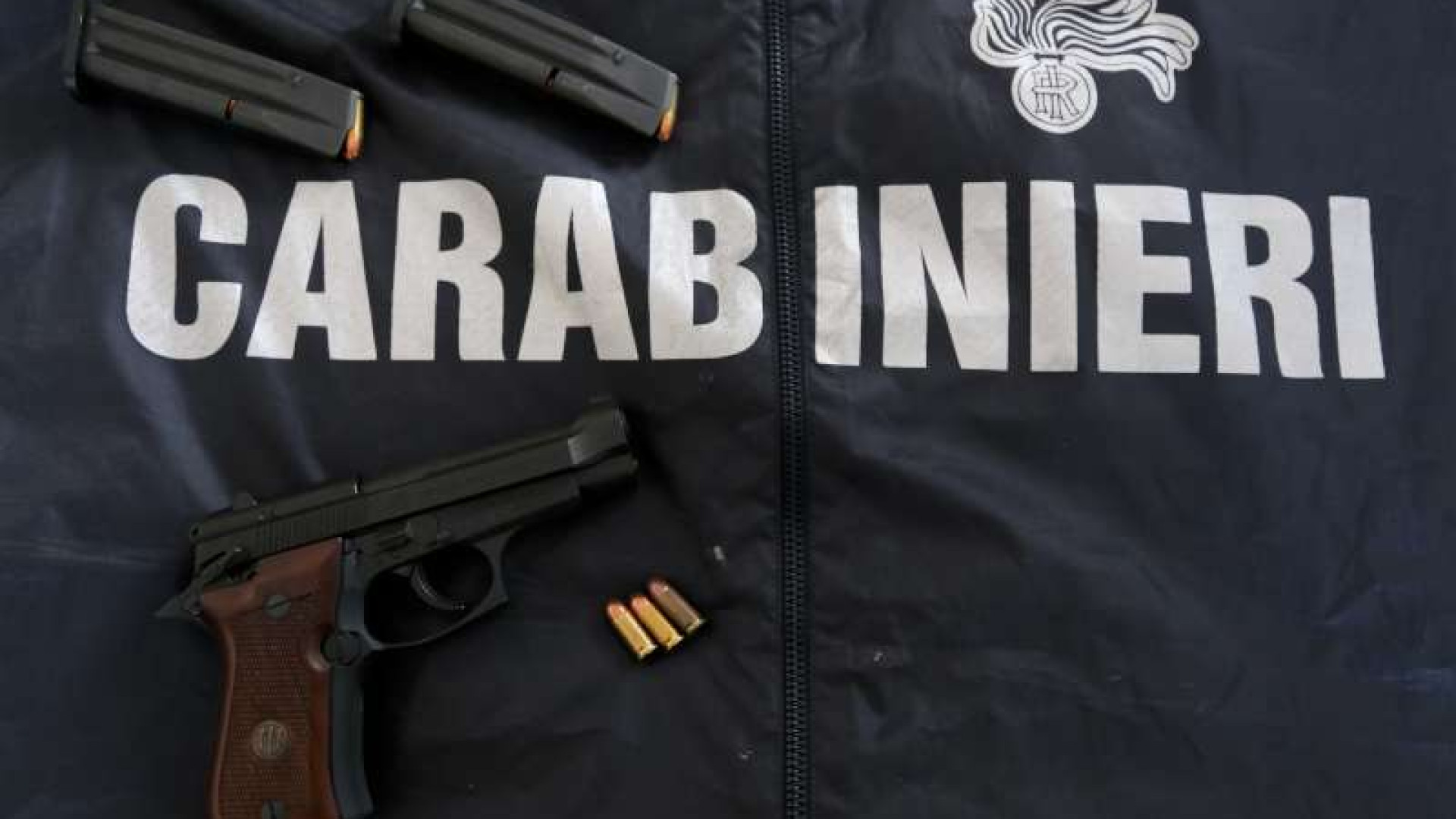 Ai domiciliari con una pistola rubata e 30 proiettili: 29enne arrestato