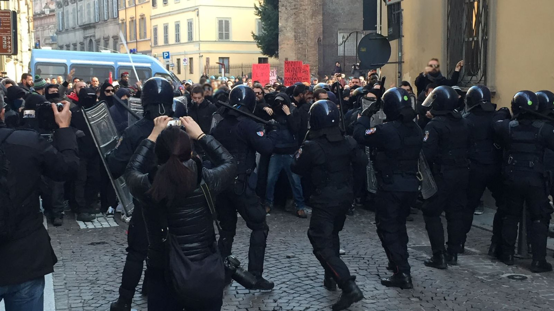 Carabiniere picchiato al corteo: chiesto giudizio immediato per tre arrestati