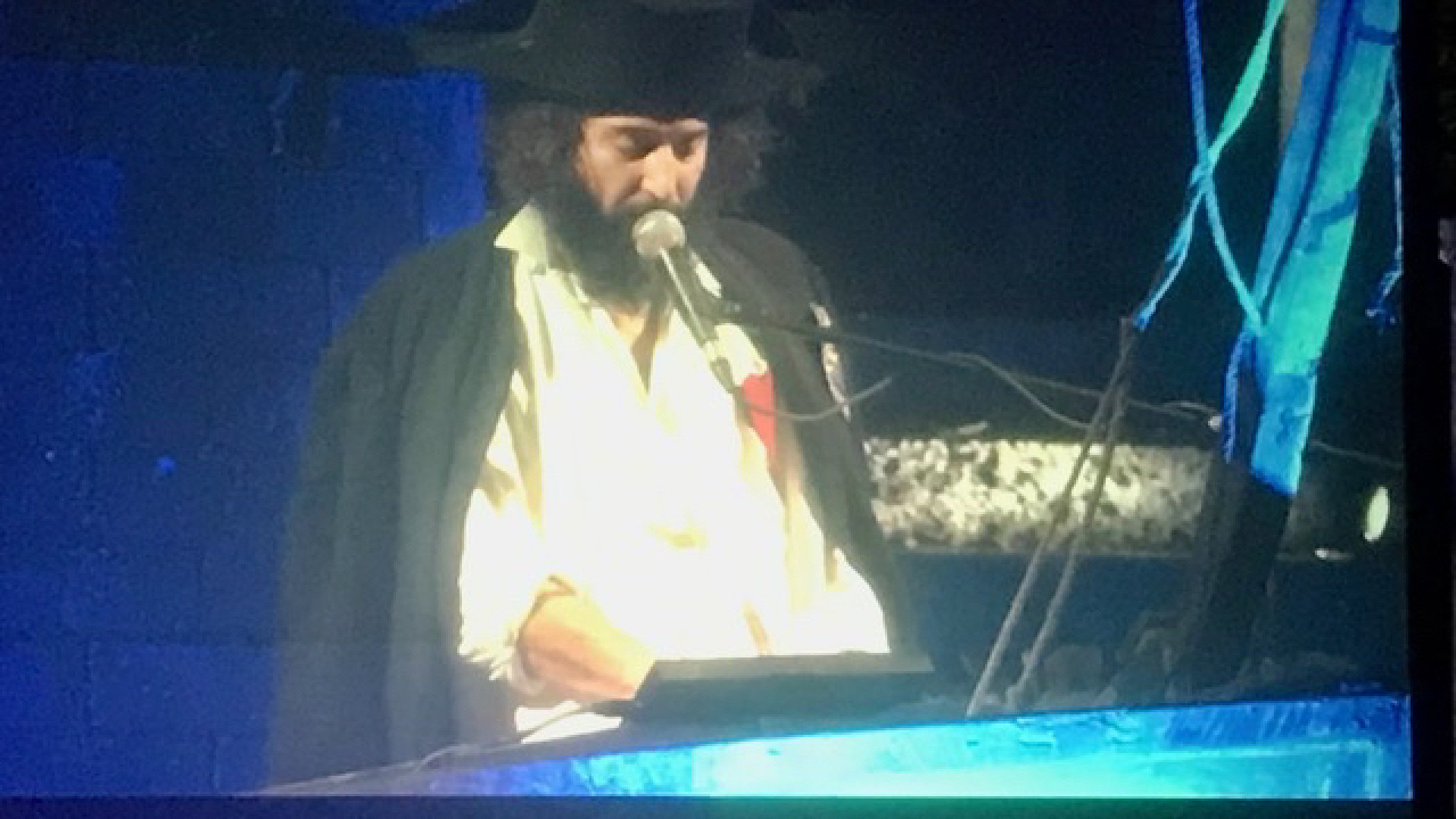 Capossela entusiasma il pubblico di Veleia cantando la storia. Stasera Barbero