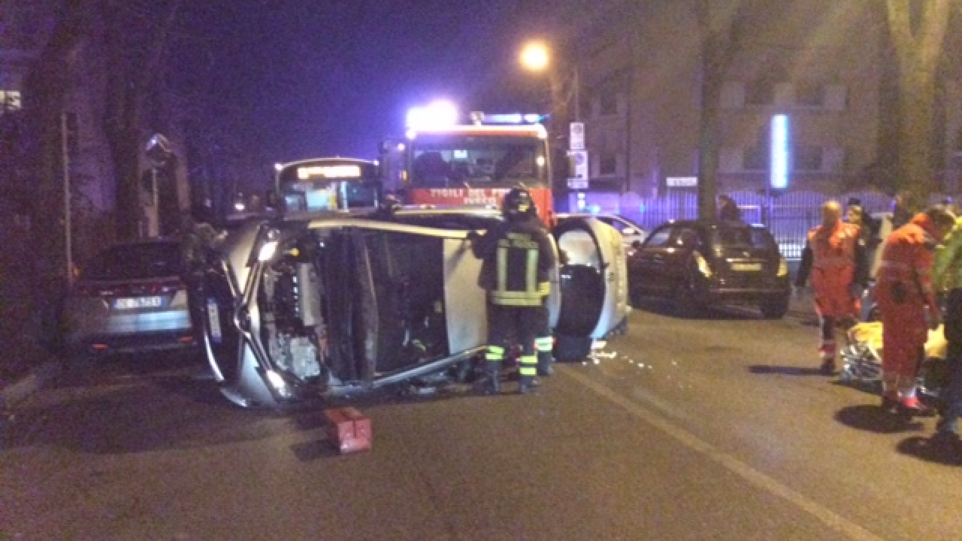 Perde il controllo dell'auto che si ribalta in via Boselli. Ferito 74enne