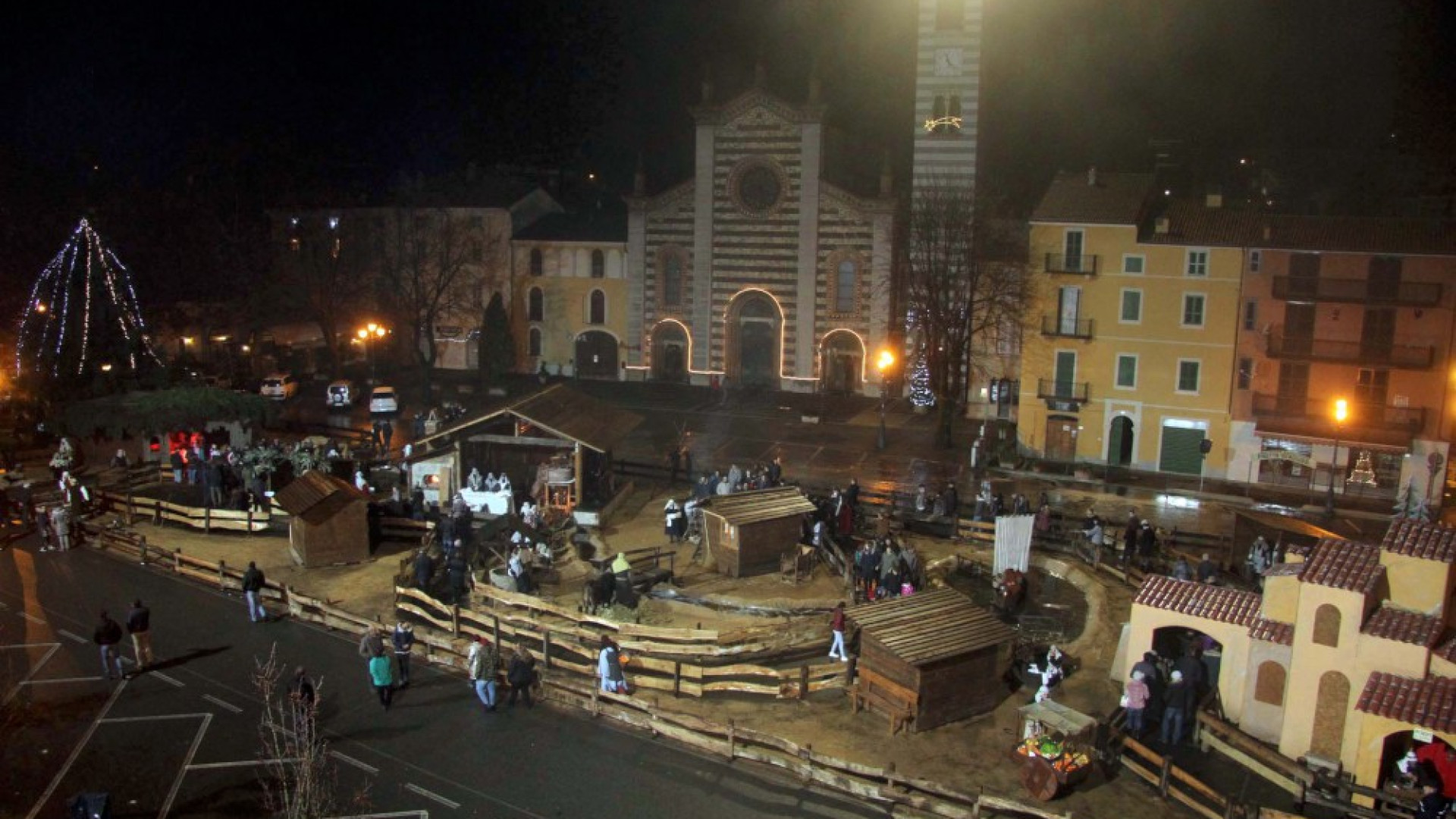 Bettola, il freddo non ferma il presepe. Il 1° gennaio replica con il vescovo