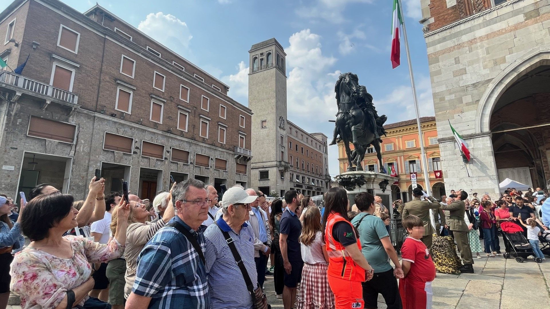 Festa della Repubblica, folla in piazza Cavalli. Minuto di silenzio per gli alluvionati