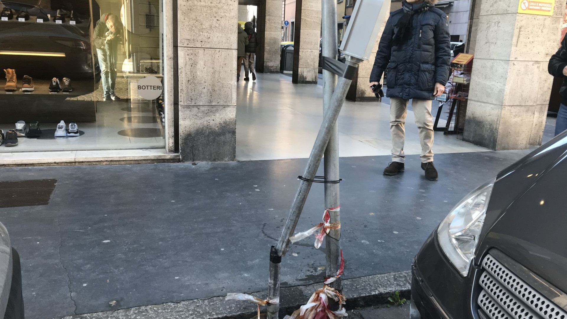 Pali divelti e sporcizia: "Ecco il tragitto del degrado da Palazzo Farnese a Piazza Cavalli"