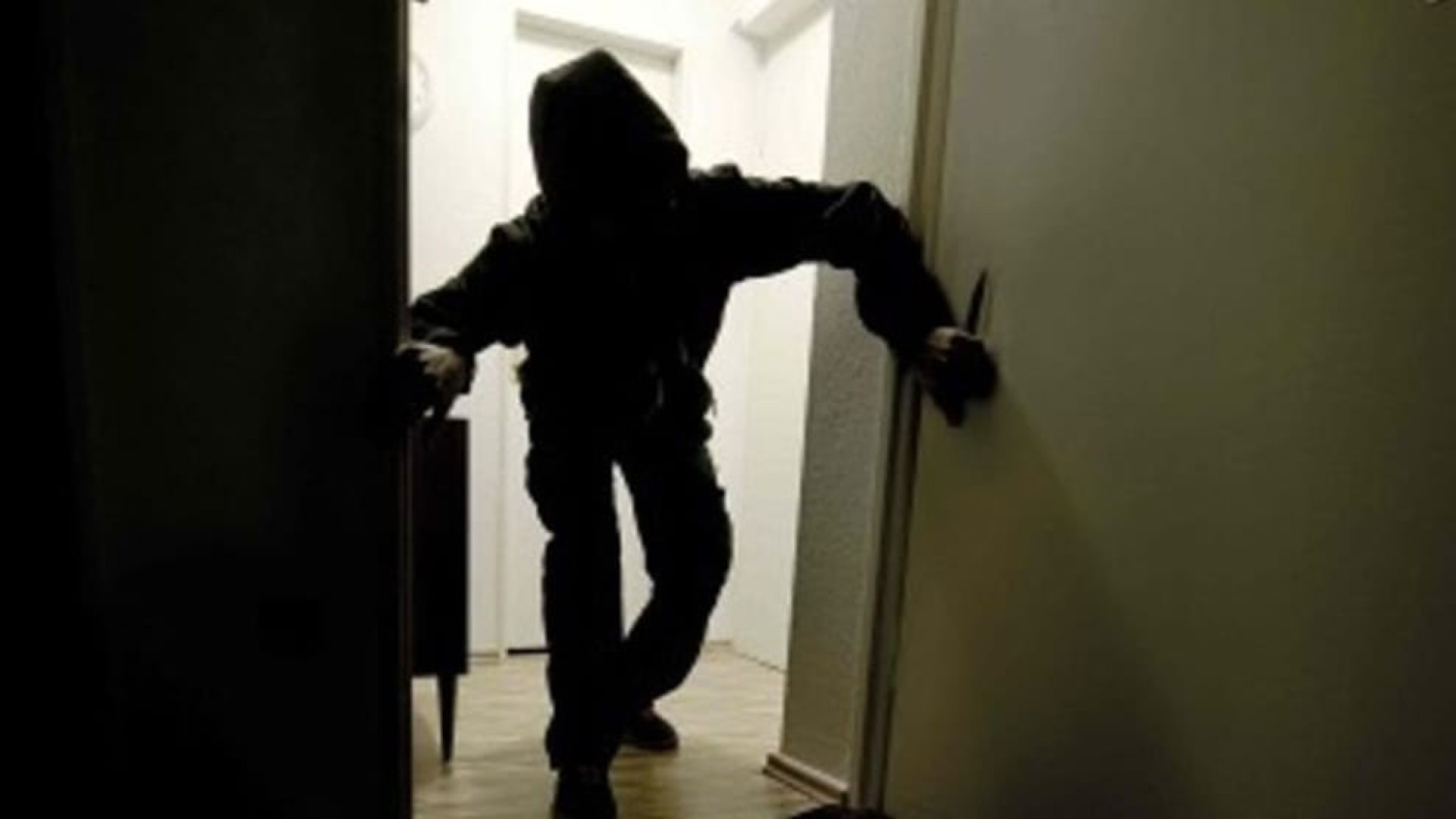 Rubano un armadio con armi da fuoco e scappano salutando i vicini di casa