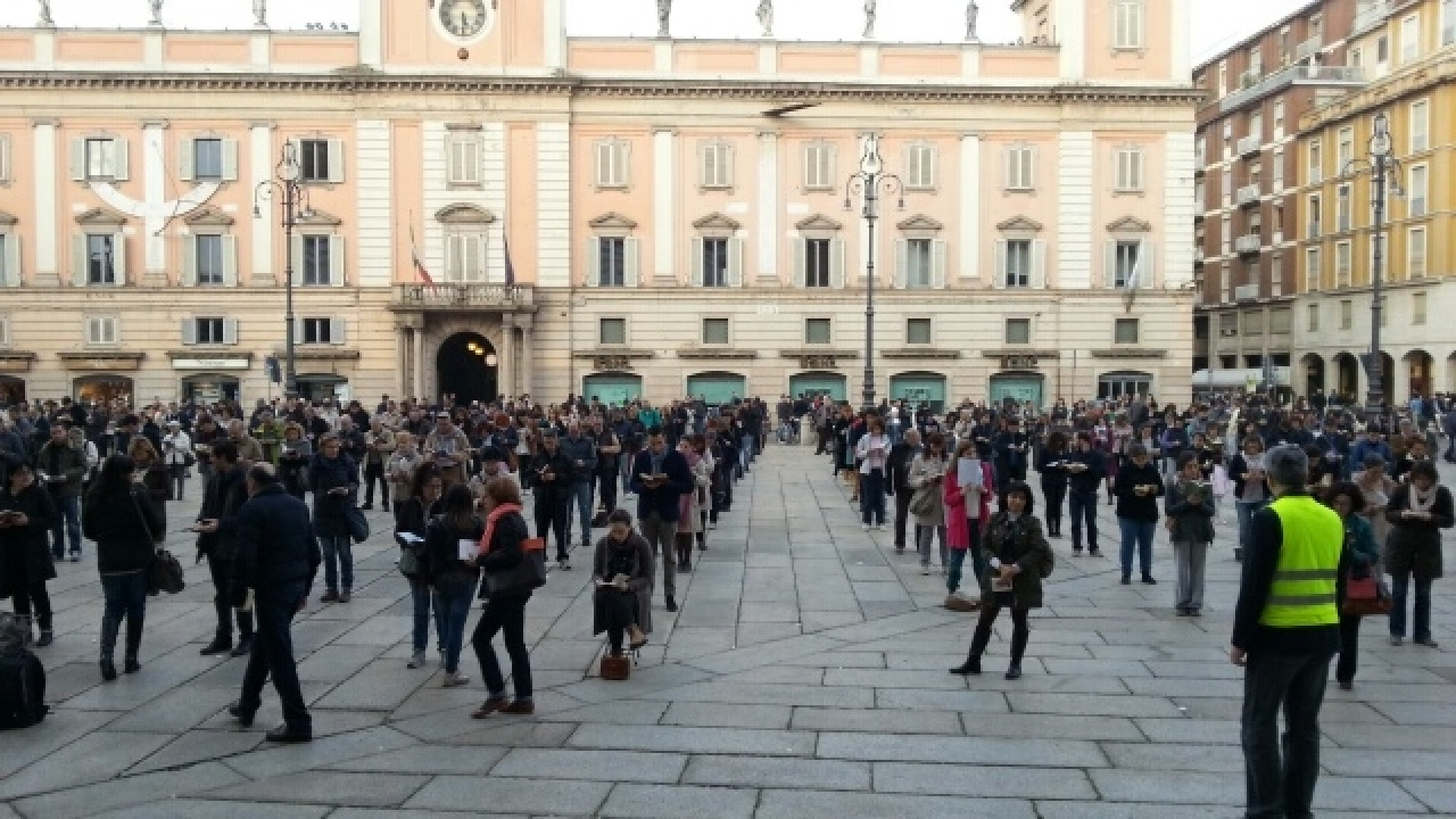 Sentinelle in piedi: in 290 in piazza.A Barriera Genova il presidio Arcigay