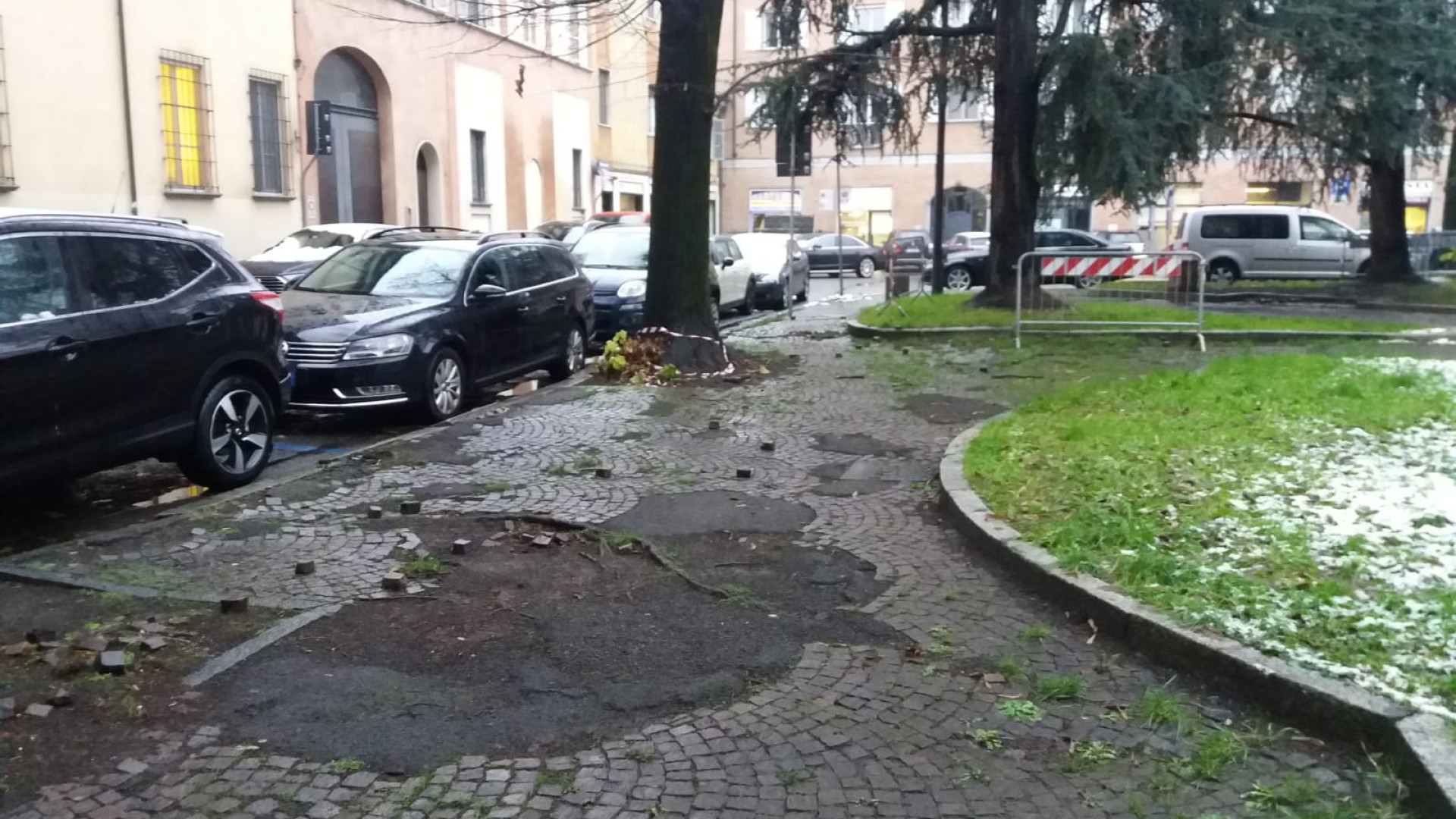 Petizione in piazza Cittadella: "Più sicurezza". Rimosse le panchine